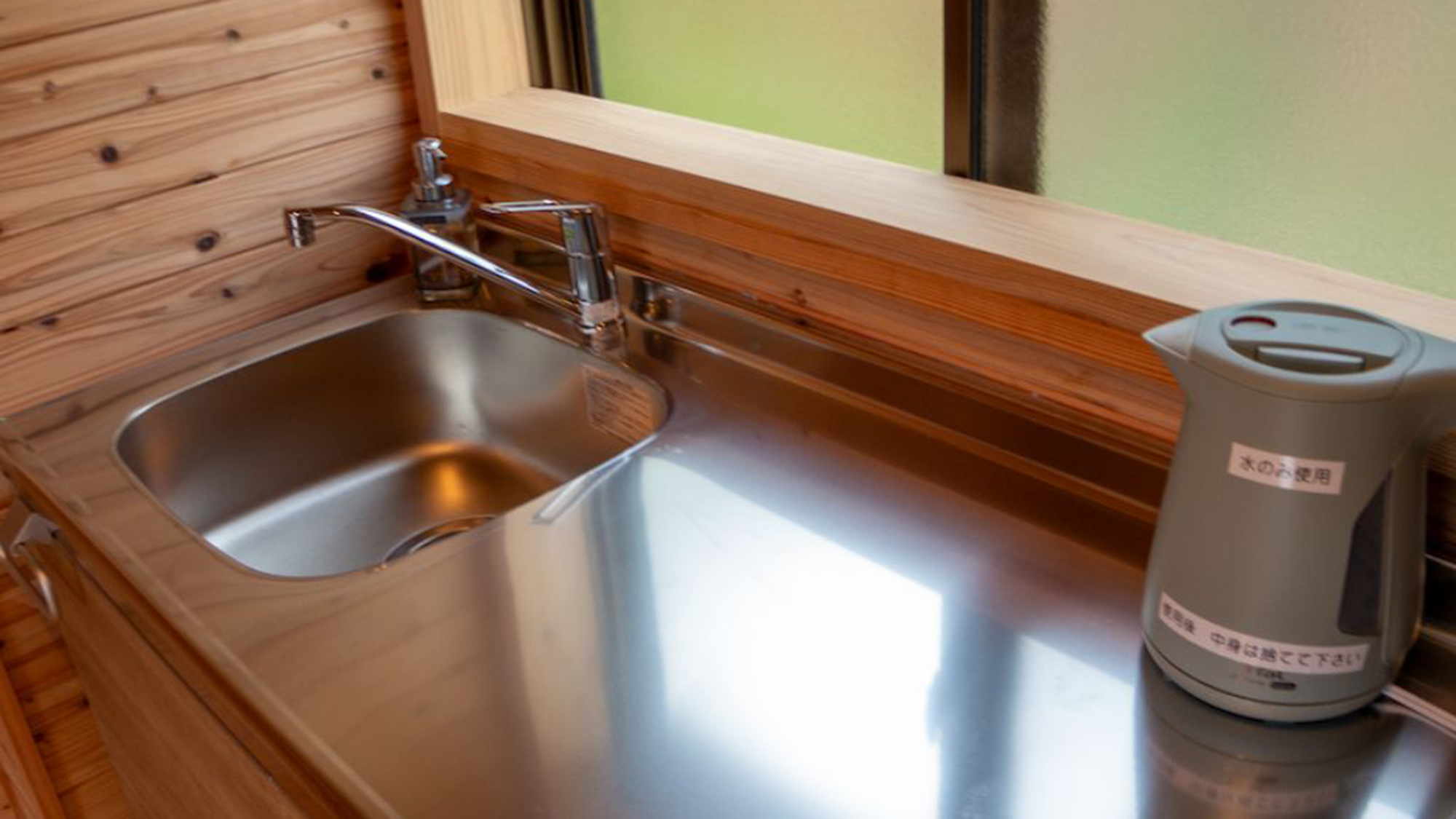 ・【キッチン】窓から明るい自然光が差し込む、シンプルで清潔感あふれるキッチン