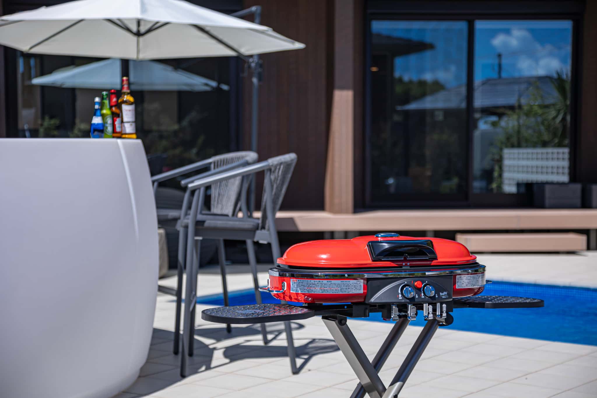 プールサイドでBBQを楽しめます