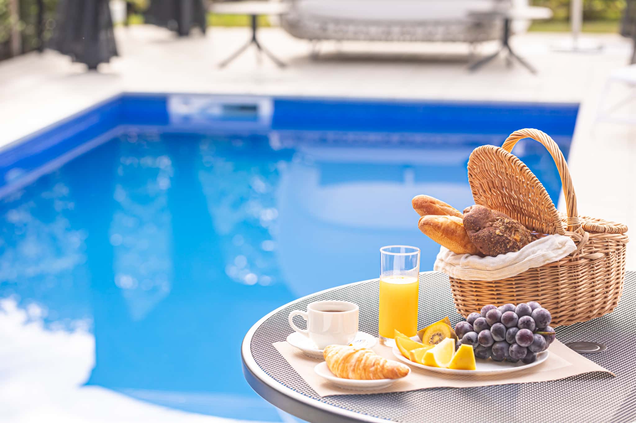 プールサイドで朝食を楽しめます。