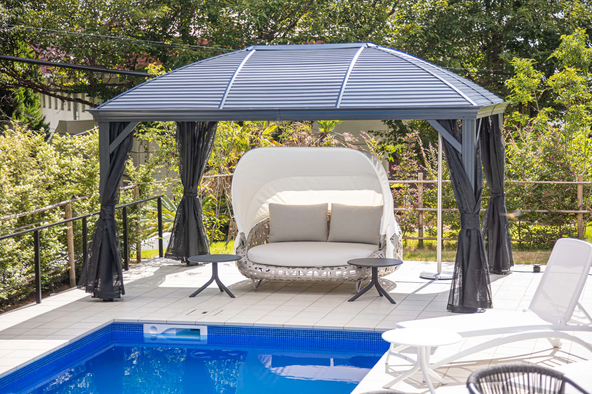 ラグジュアリーなプールサイドのテラス