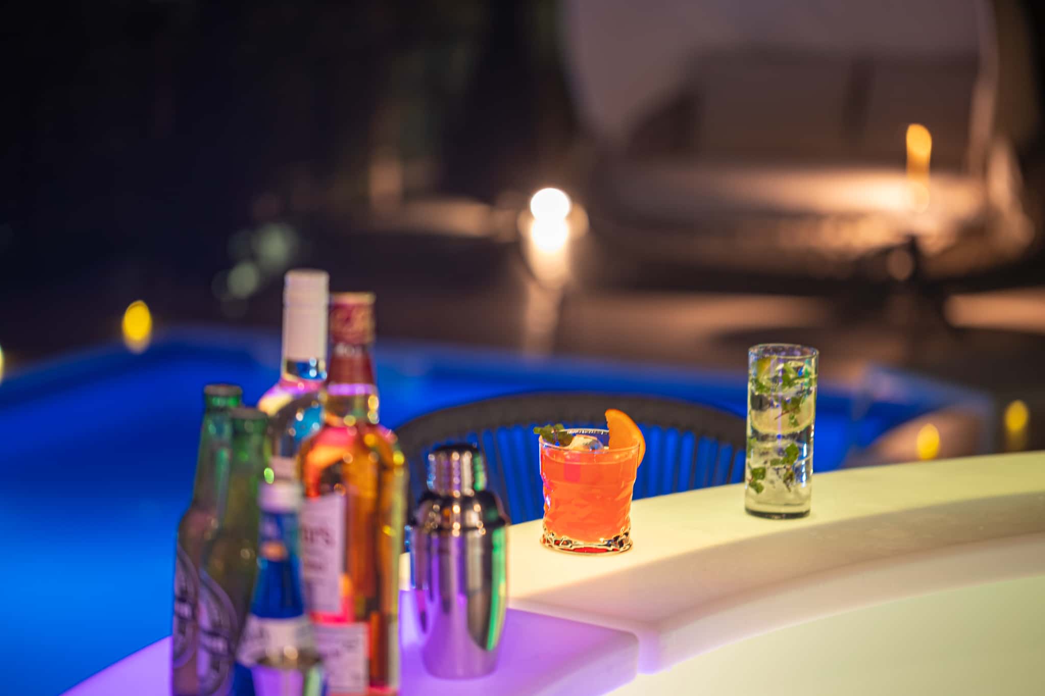 プールサイドでカクテルを楽しめます。