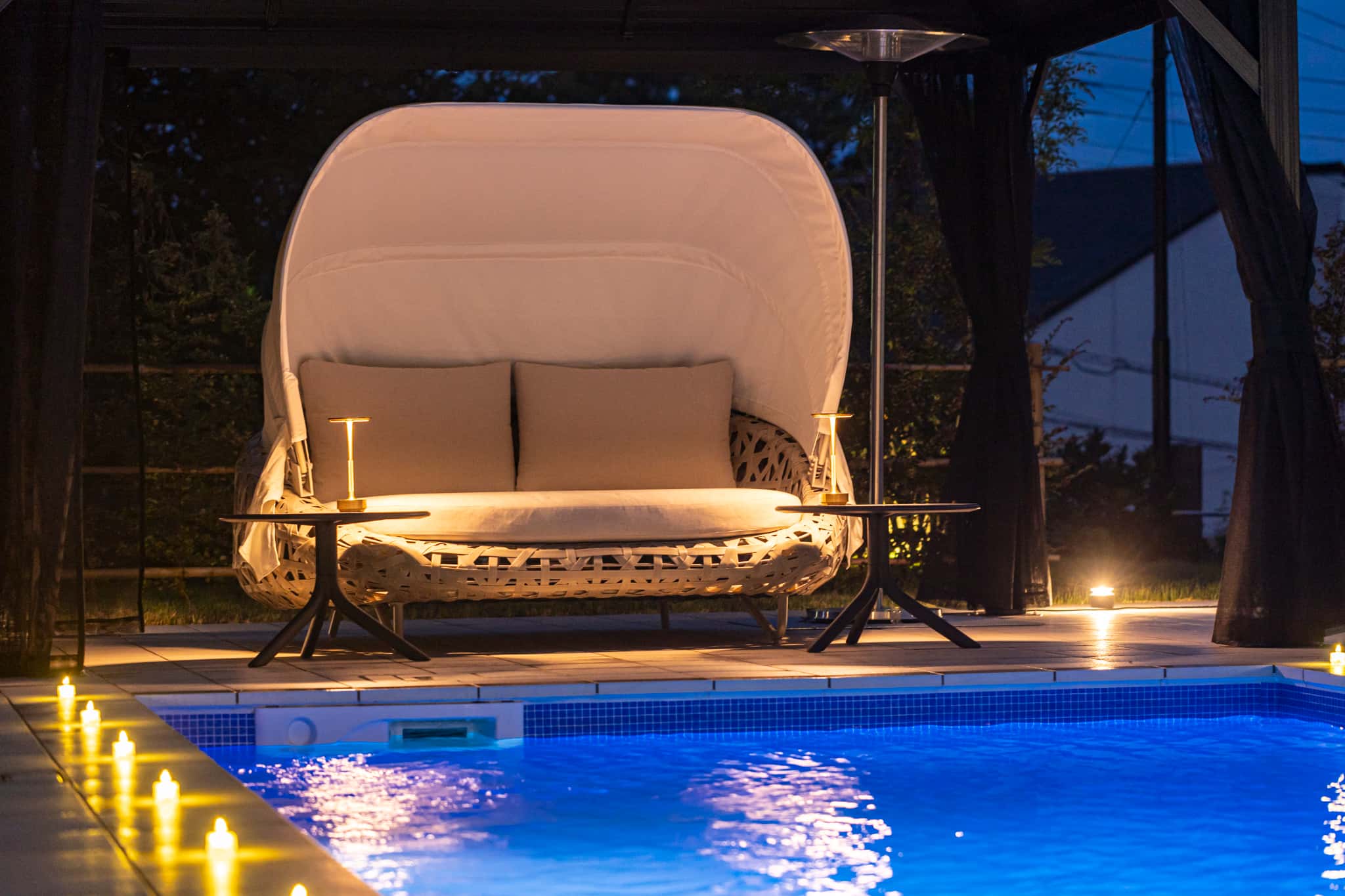 プールサイドでくつろげます。