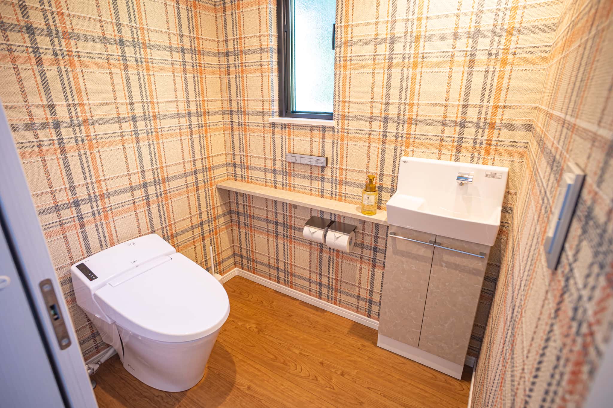 清潔感のある広々としたトイレ