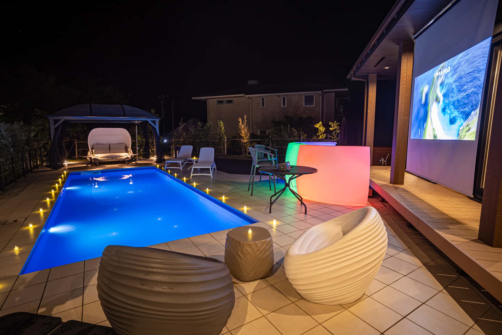 ライトアップで更に際立つ非日常空間