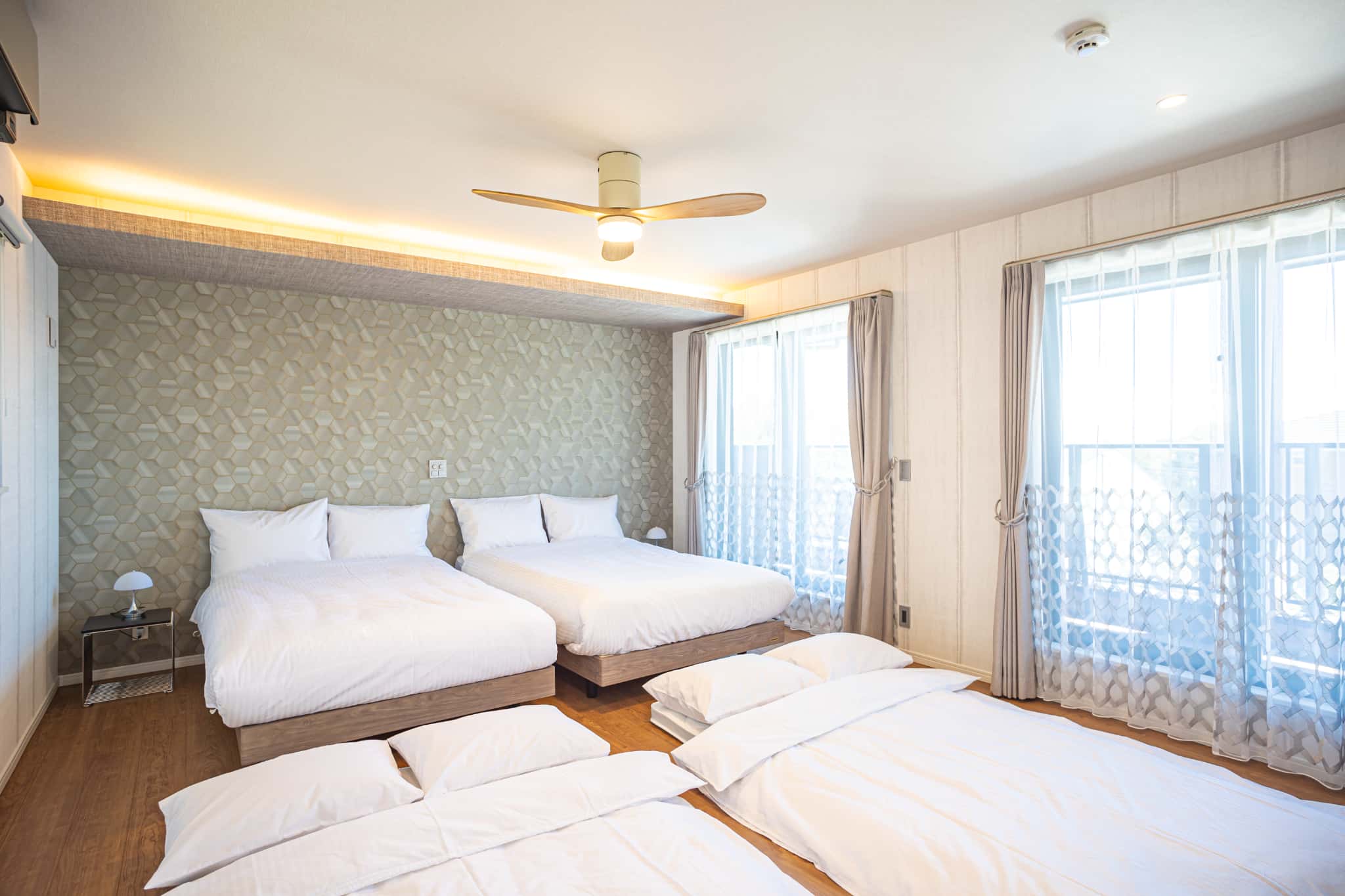 メインベッドルームには追加でお布団を敷くことが可能です。