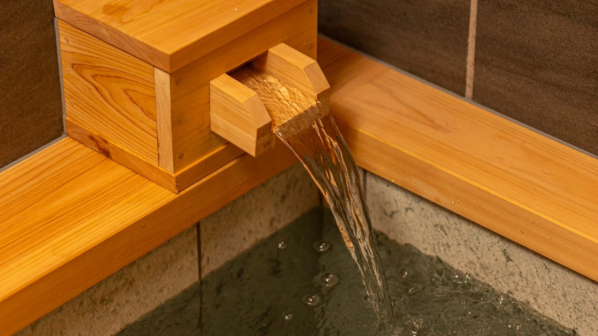 木の香りに包まれ、落ち着くお風呂です。