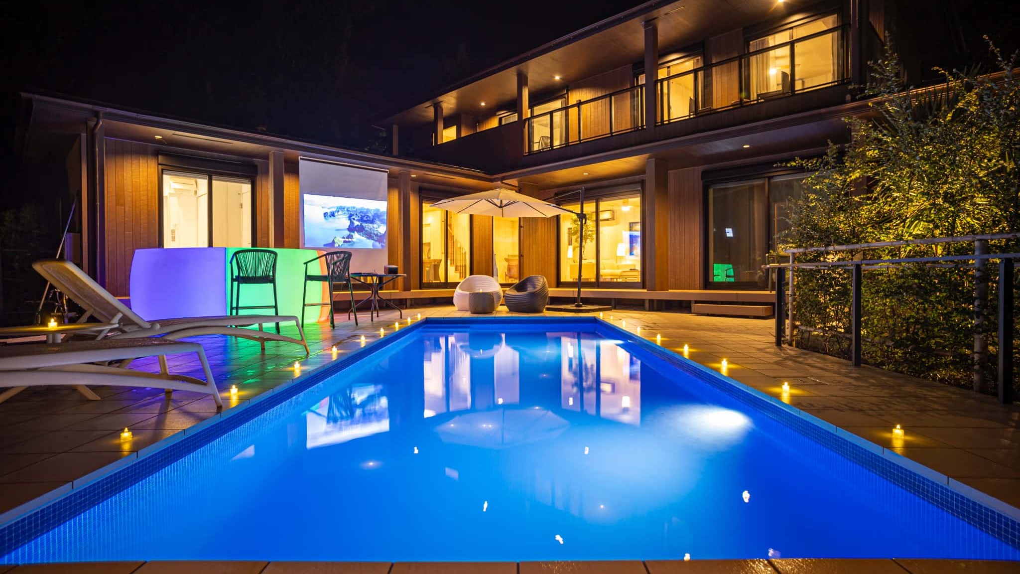 夜のプライベートプールの外観