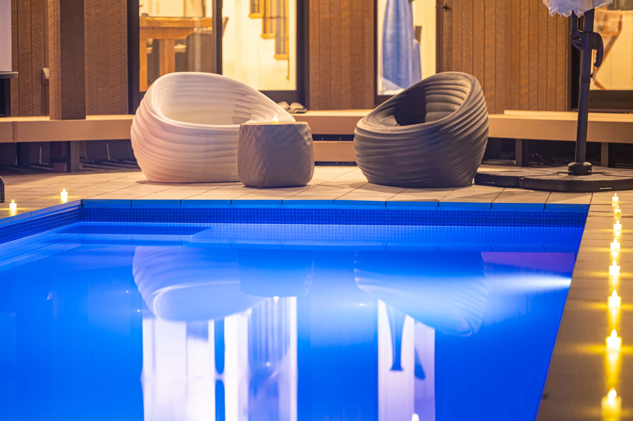 プールサイドにくつろげる椅子があります。