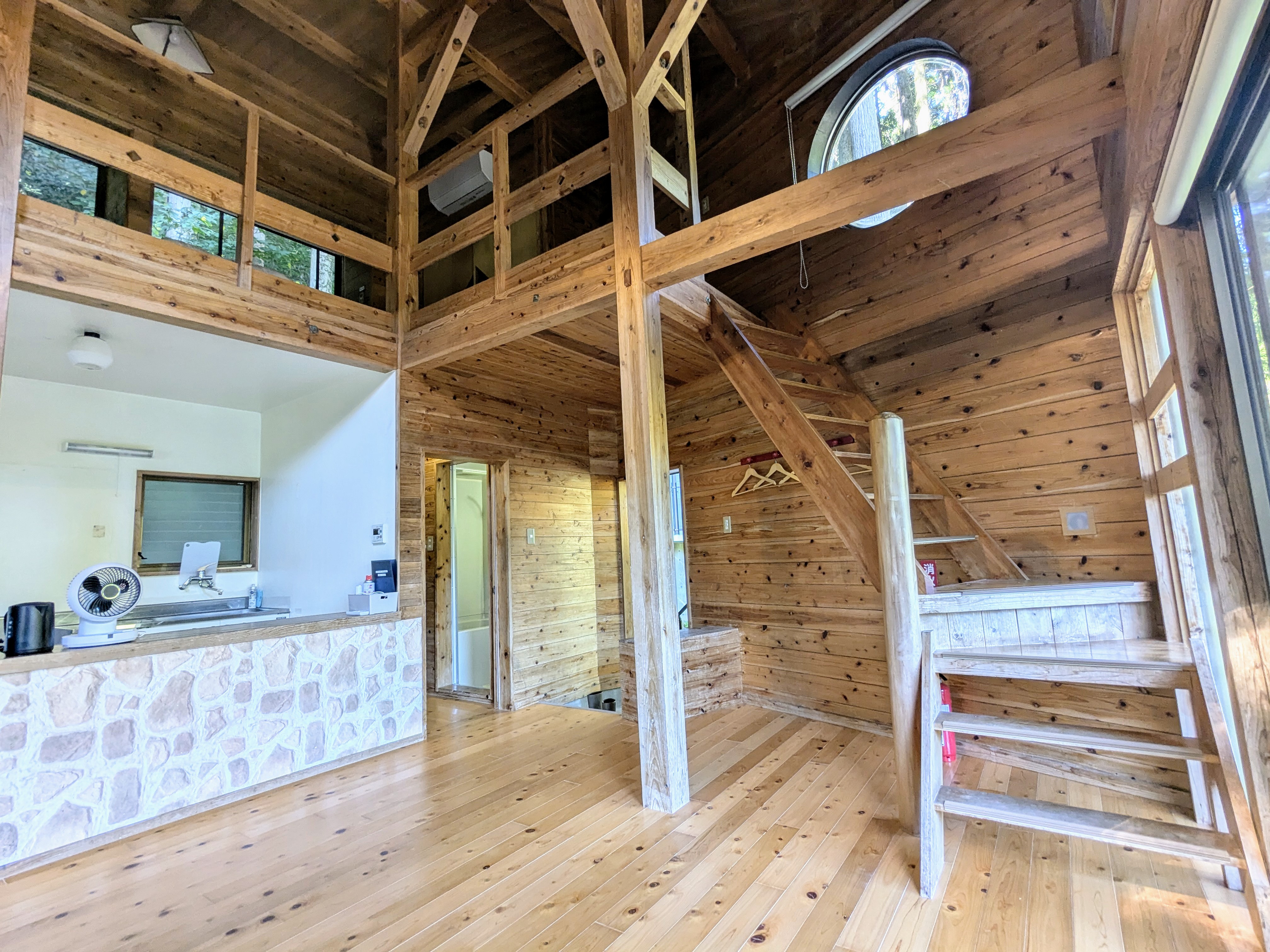 コテージ1階～2階への階段