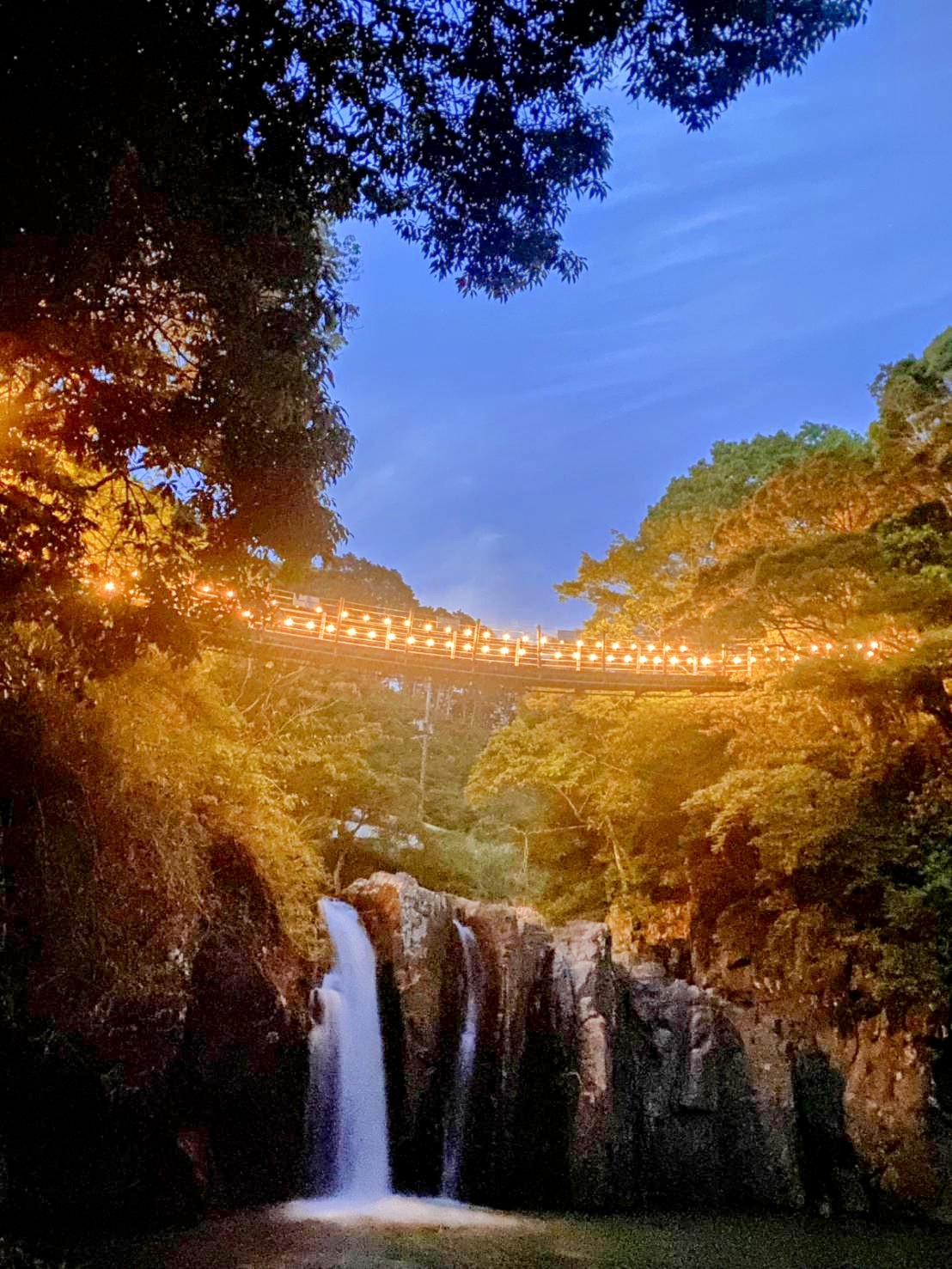 轟の滝と吊り橋のライトアップ