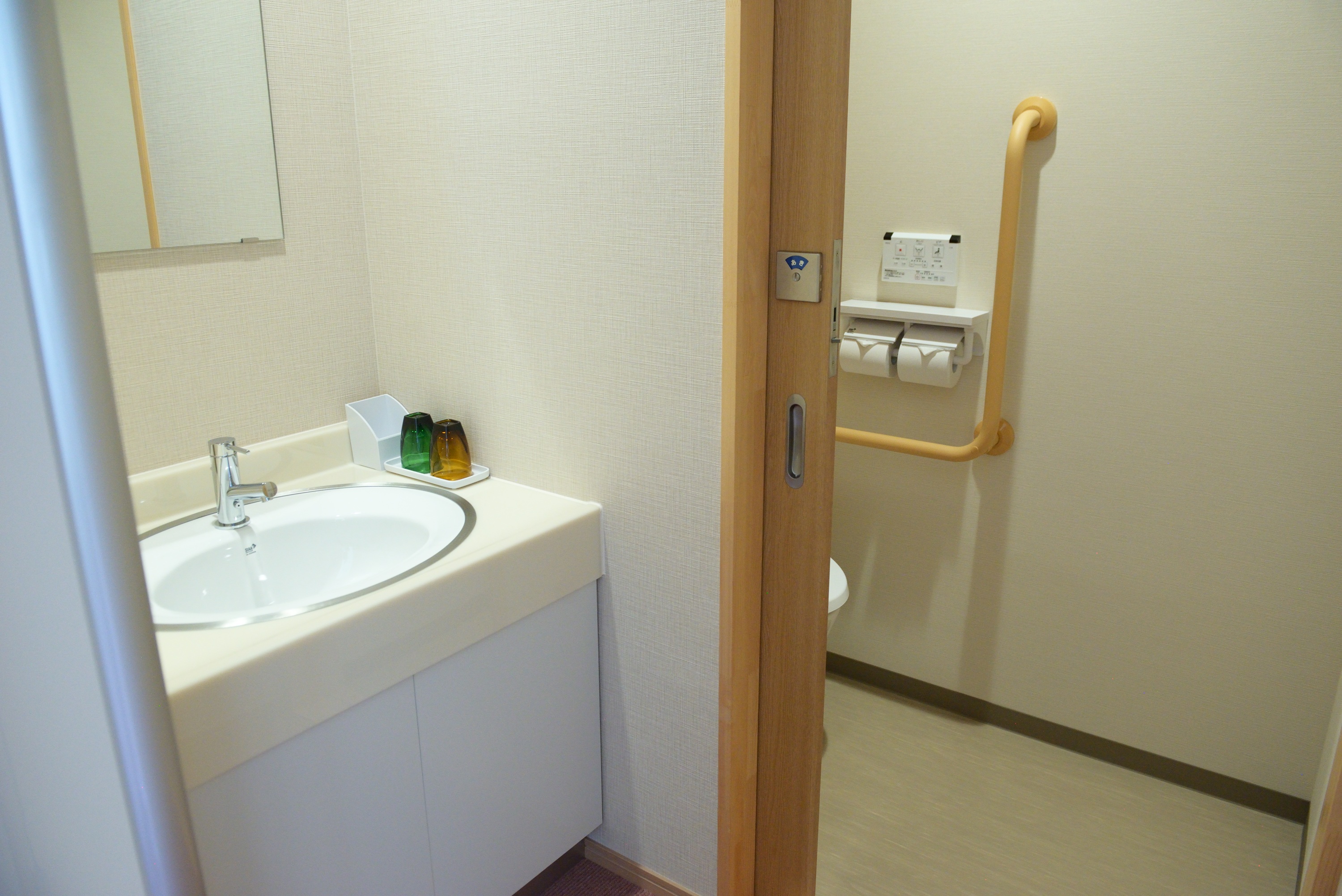 ツインルーム　洗面台・トイレ