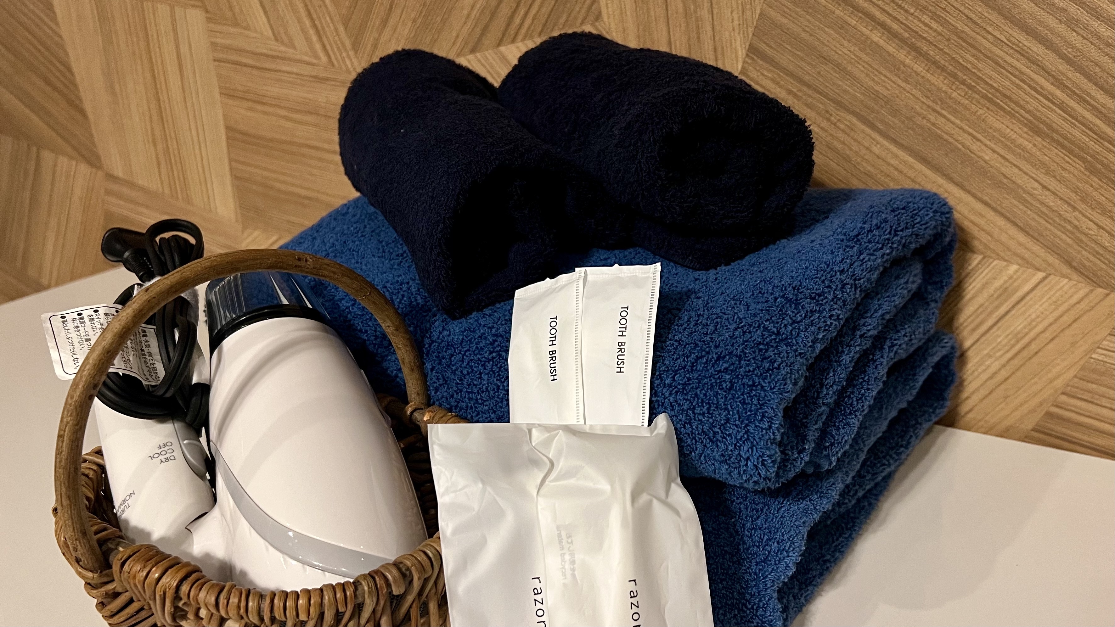 タオルは今治タオルをご用意しております。その他に、使い捨て歯ブラシ、使い捨てシェーバーも