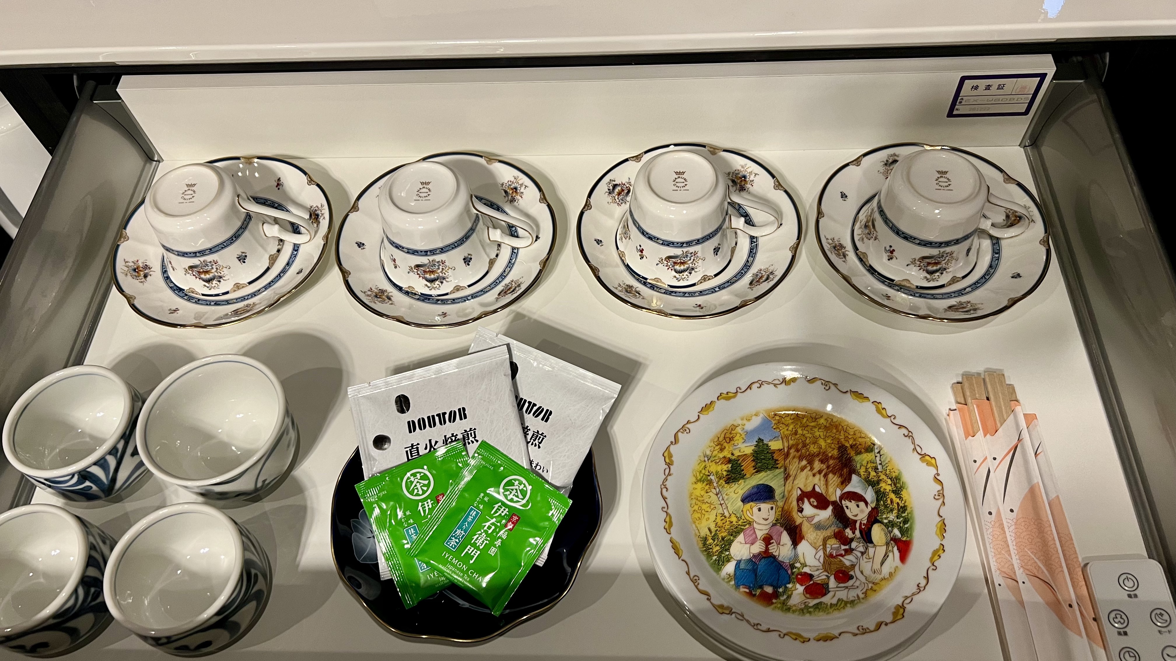 フリードリンク、ティーカップ、割り箸、他