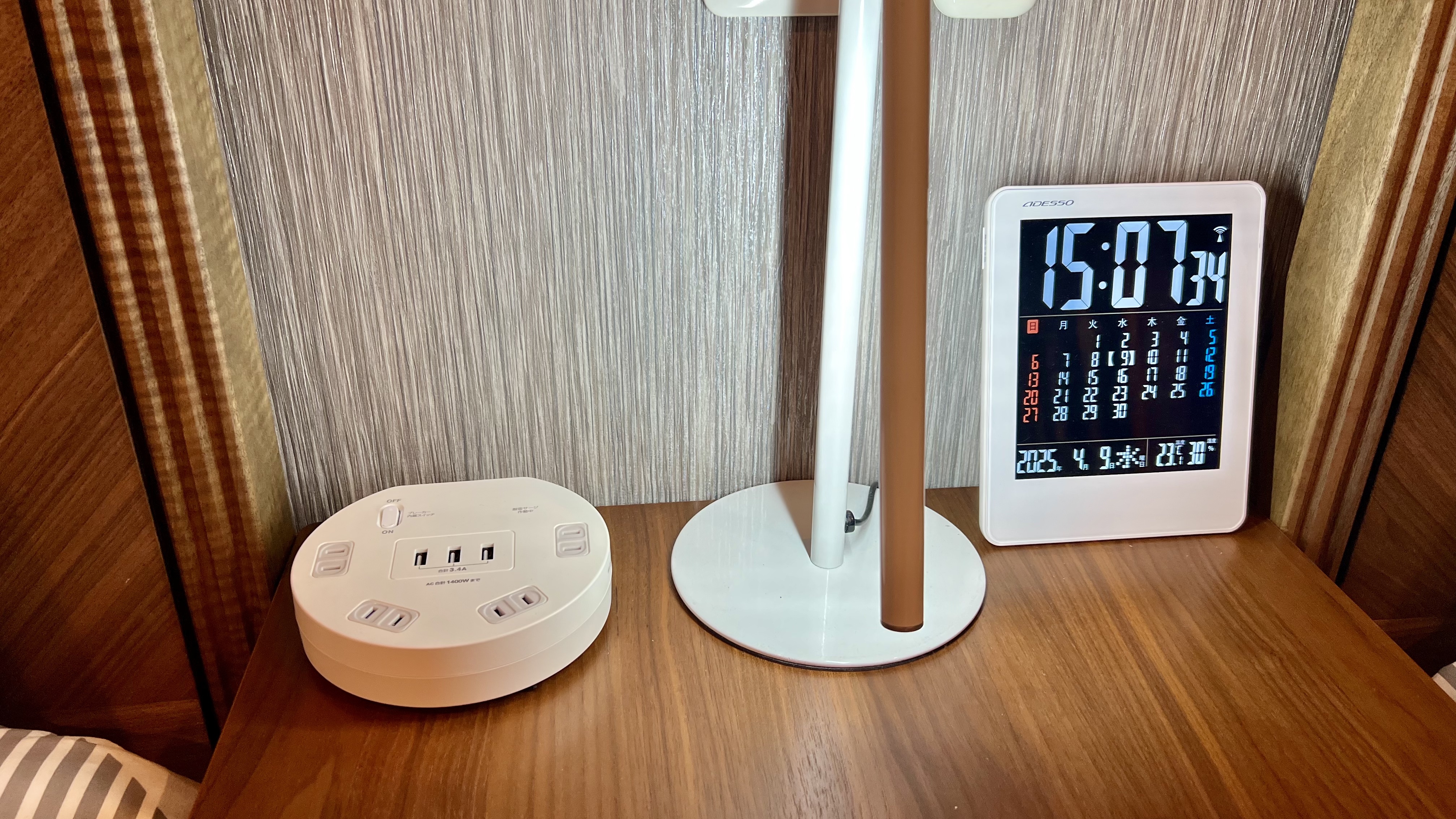 枕元には、コンセントとUSBポートを完備。