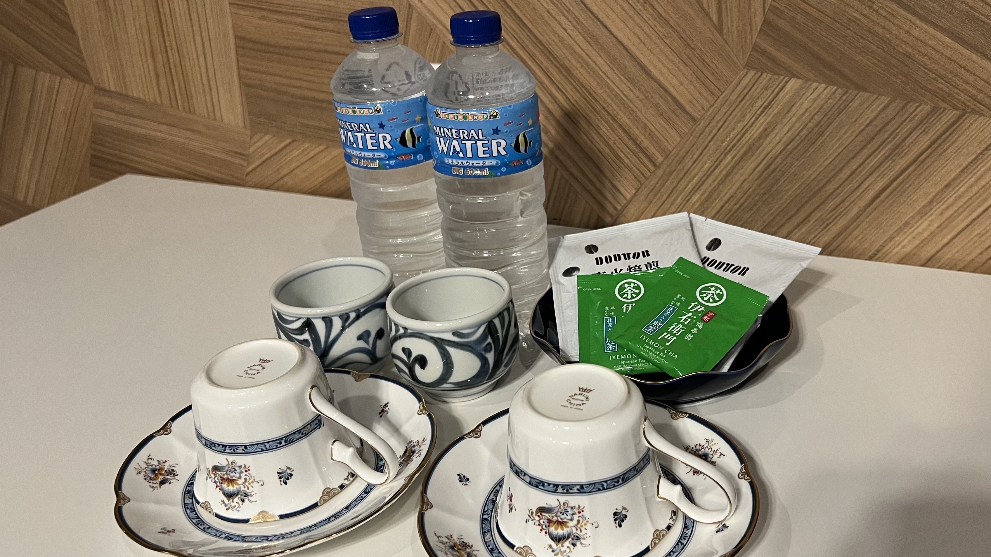 フリードリンク（緑茶、コーヒー、ミネラルウォーター500ml）