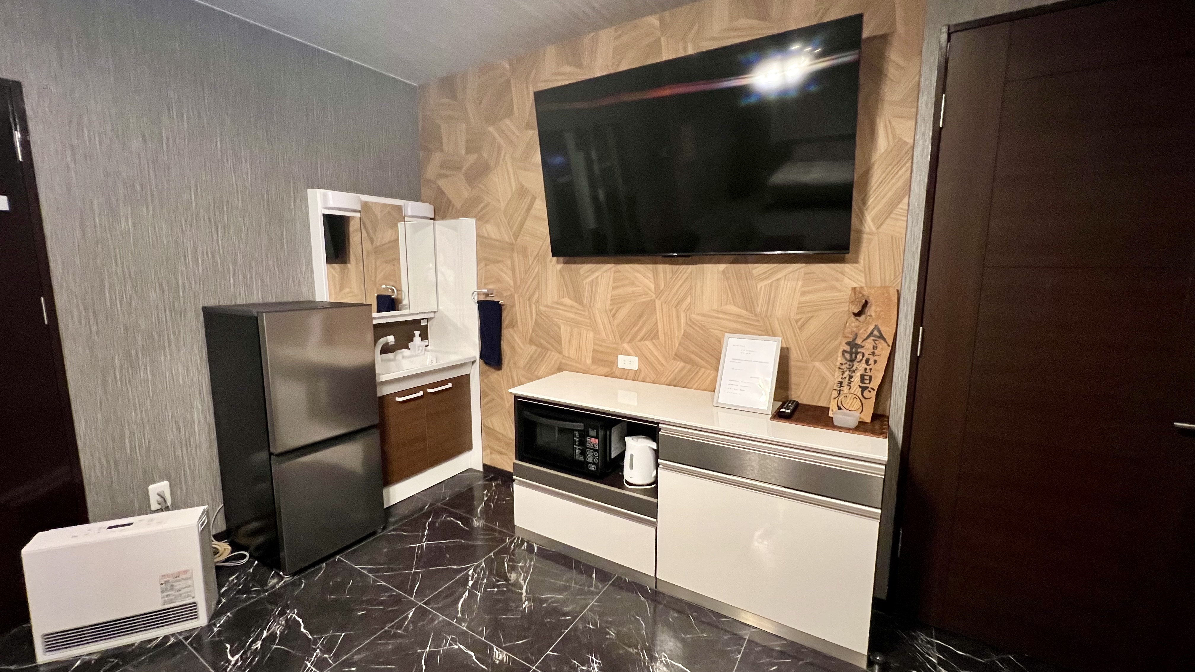 65型テレビ、独立洗面台、冷蔵庫・冷凍庫、電子レンジ、ケトル