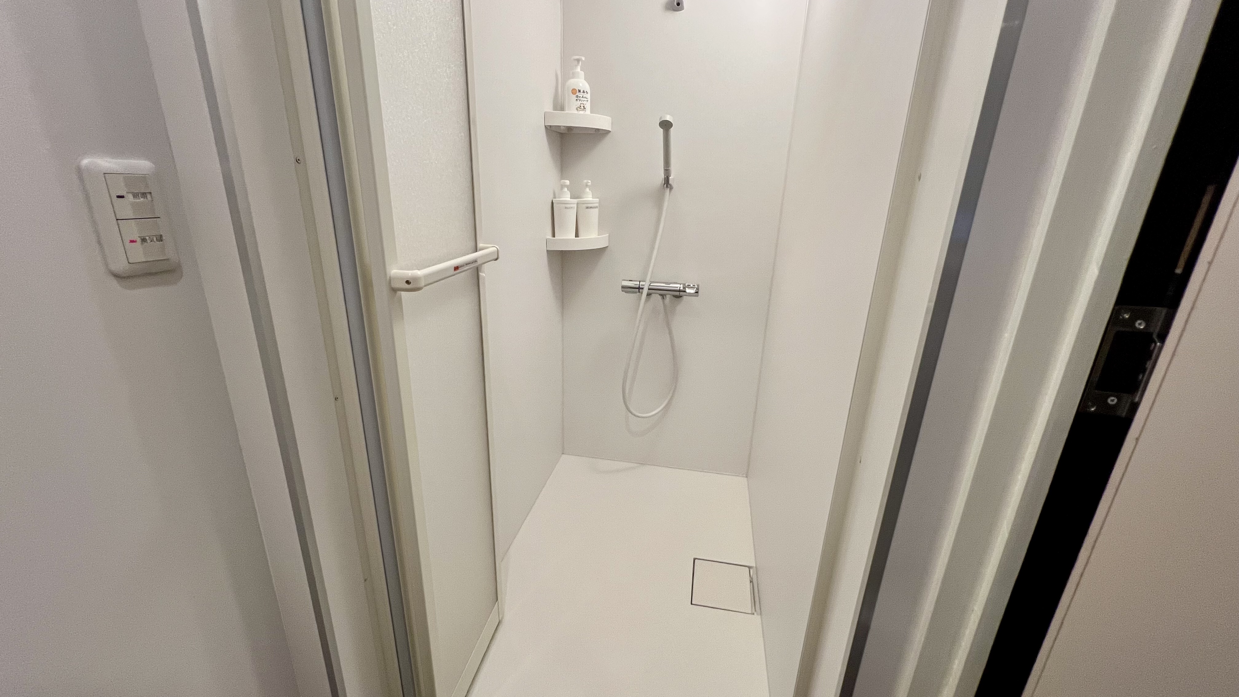 広めのシャワールームを完備