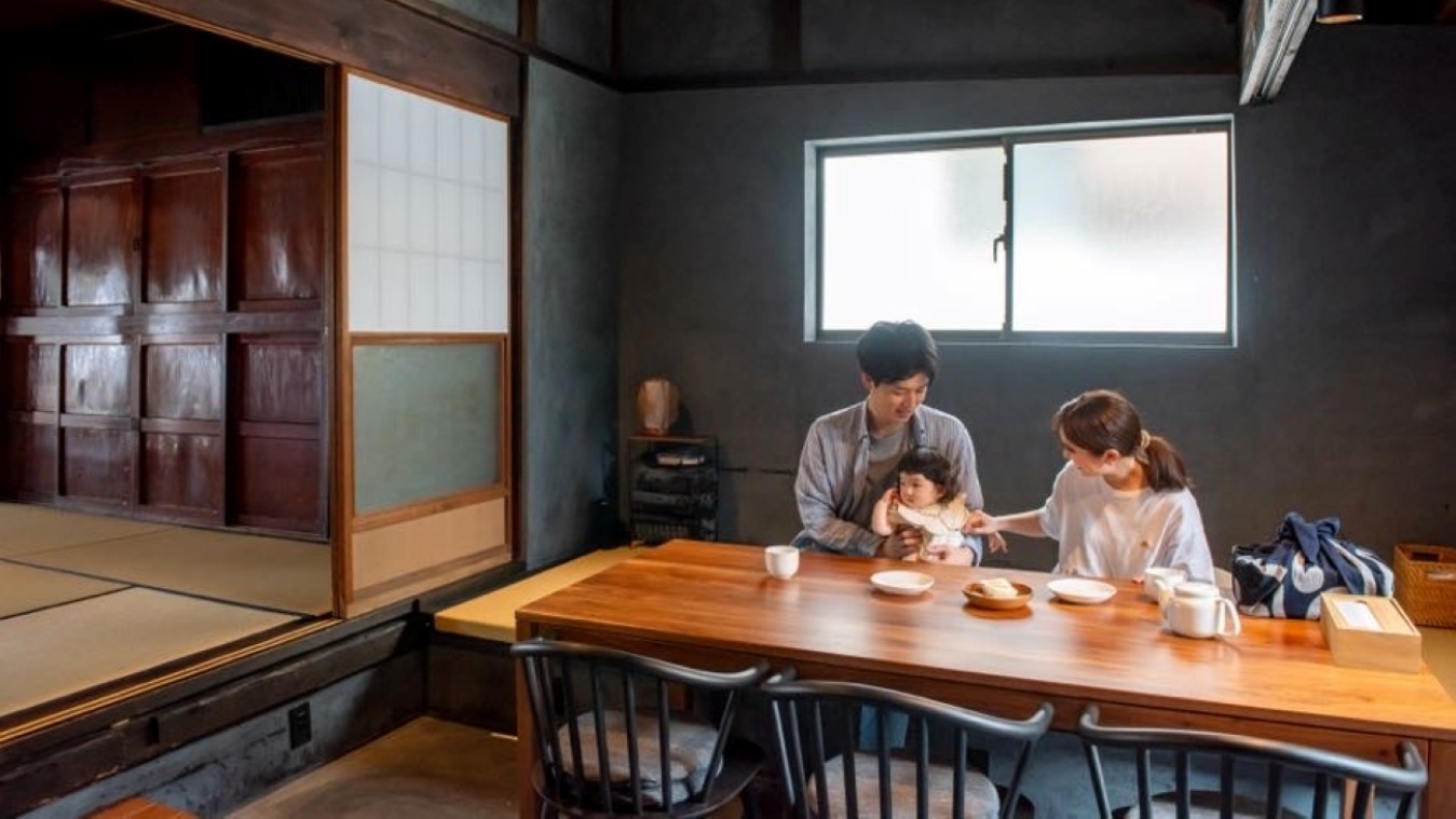 お子様大歓迎！絵本もございます。ベビーチェア、ベビーバス、ベビーサークルもご用意できます。要事前予約