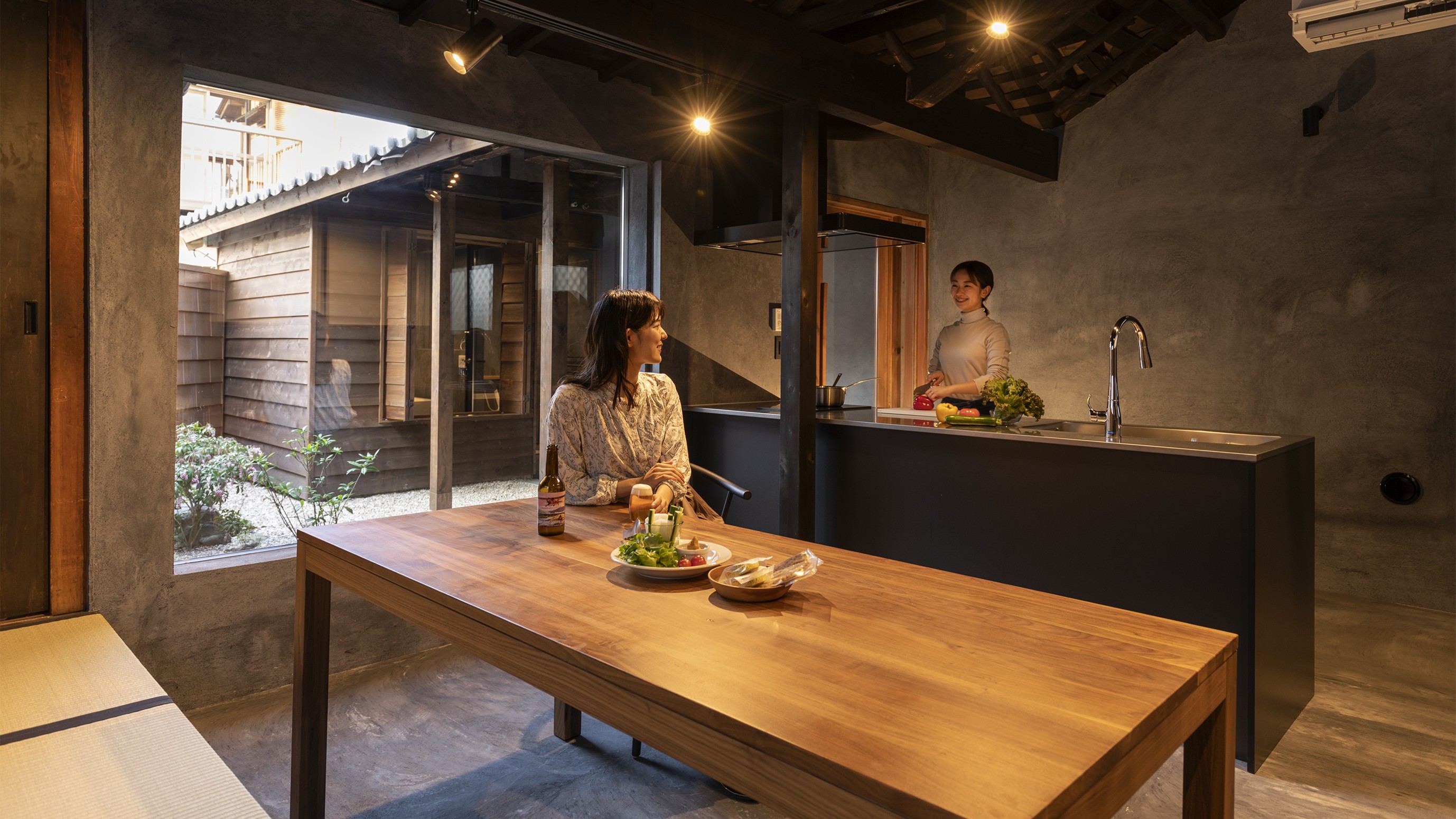 楽しくお喋りをしながらクッキング