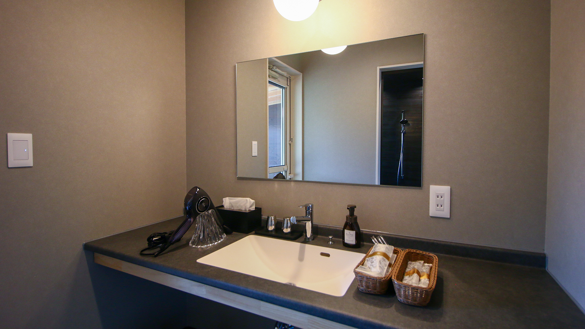 #洗面　洗面所には歯ブラシやコームなどのアメニティをご用意しています