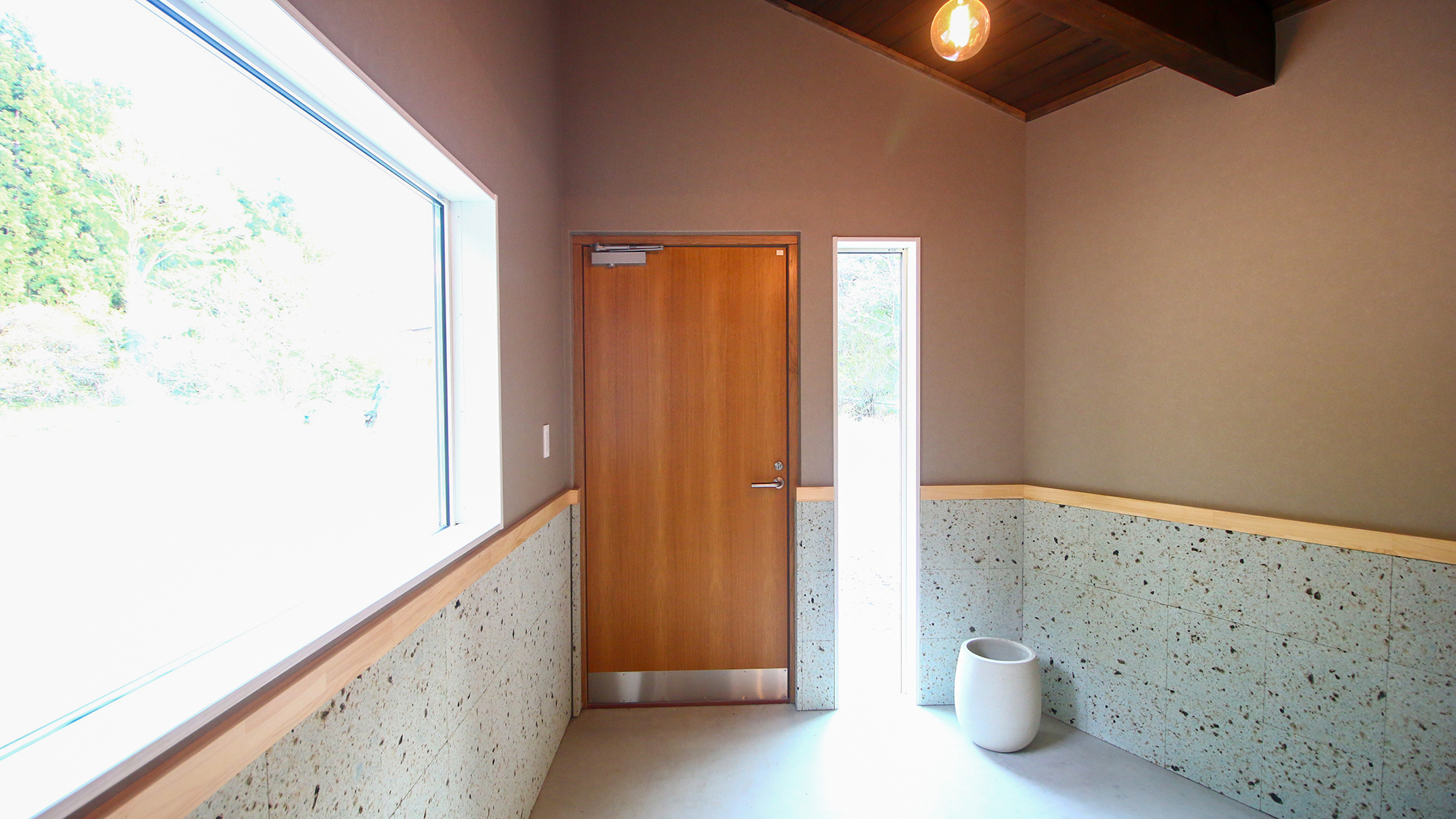 #玄関　ゆったりとした玄関で、皆さまをお迎えいたします