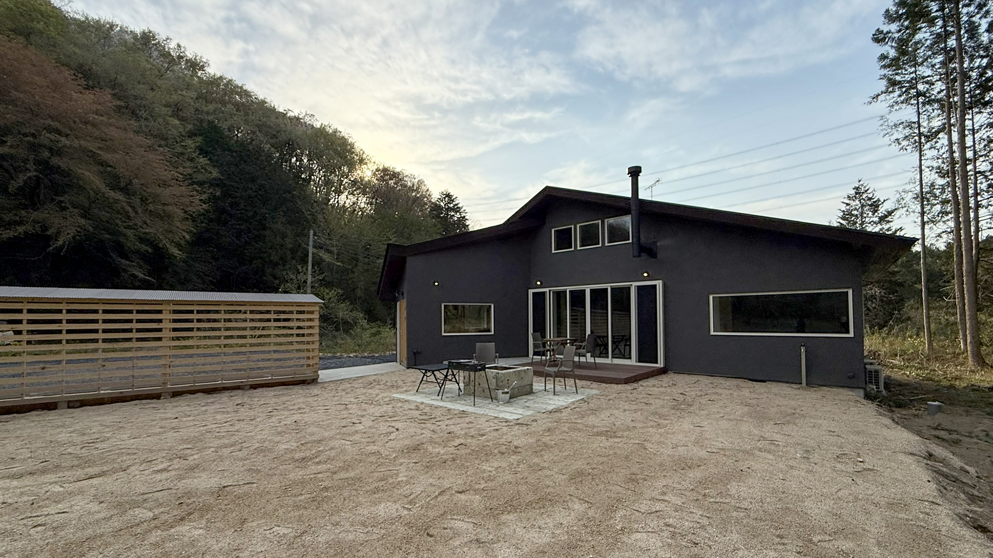 #外観　広々とした庭では、手持ち花火もお楽しみいただけます