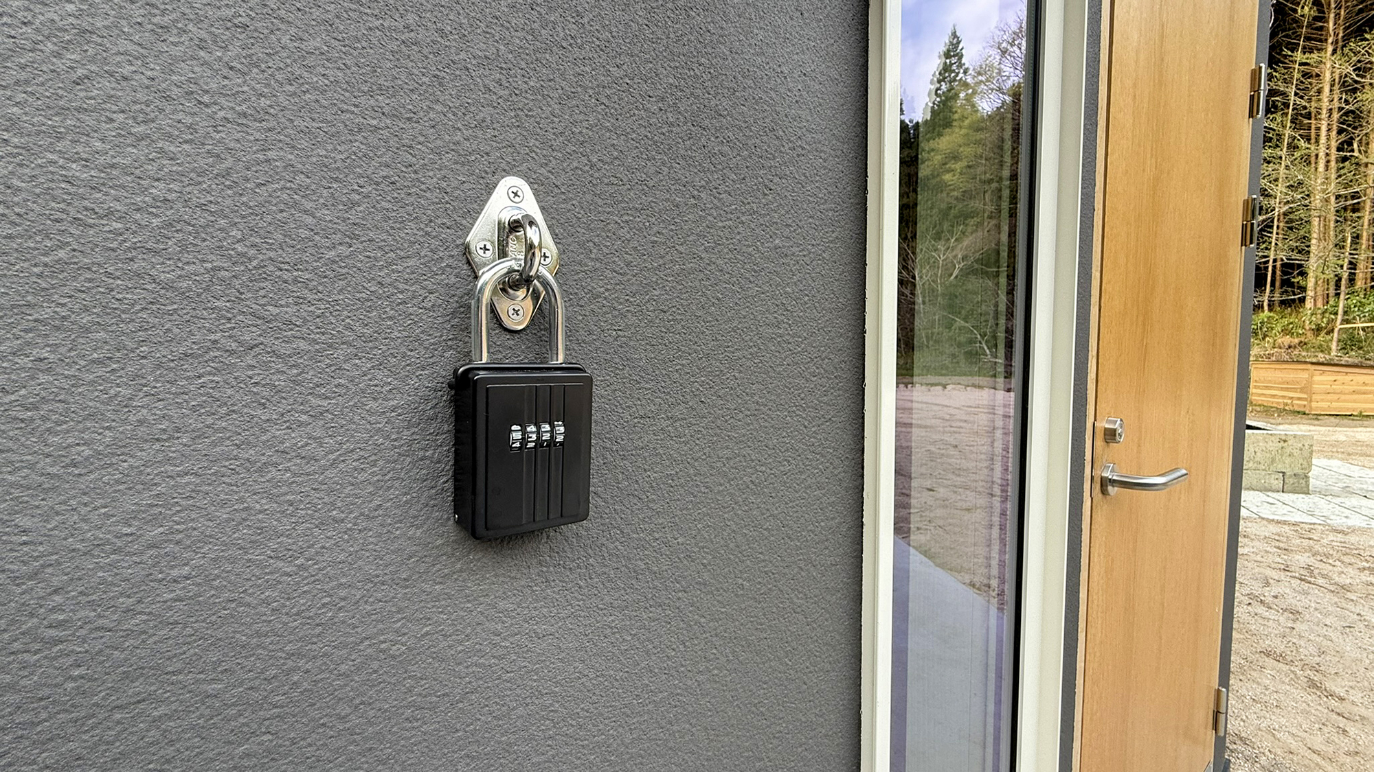 #ご案内　メールでお知らせする暗証番号で玄関先のキーボックスを開け、ご入室ください