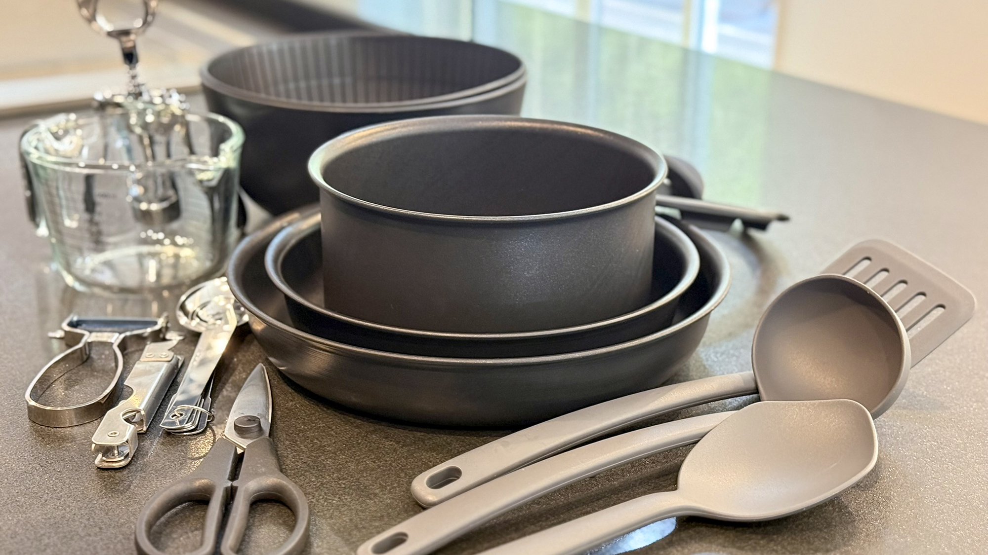 #キッチン　充実した調理器具と食器で、自炊が楽しくなる空間です