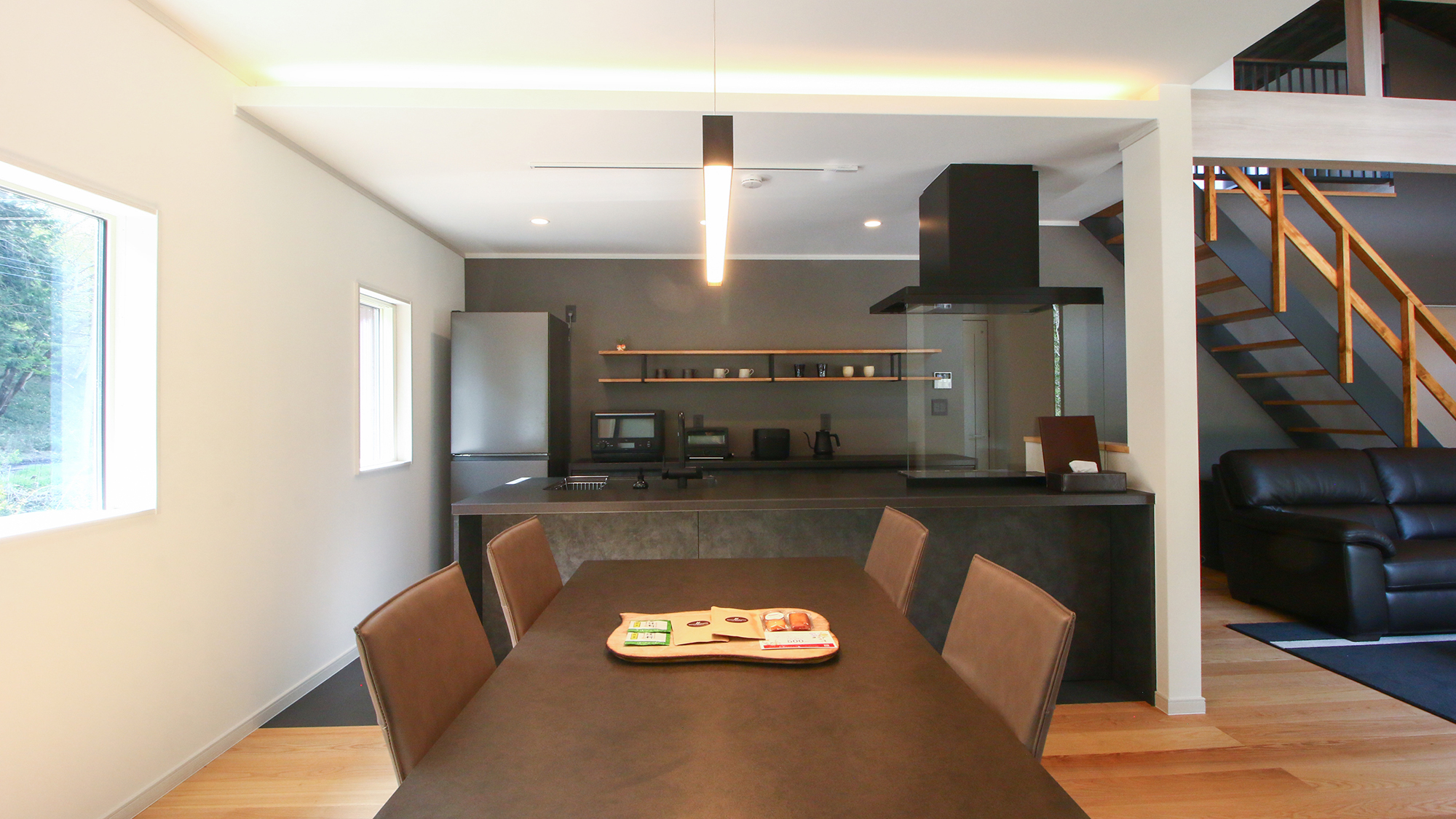 #ダイニング　家族や友人とゆったり過ごせるダイニング空間です