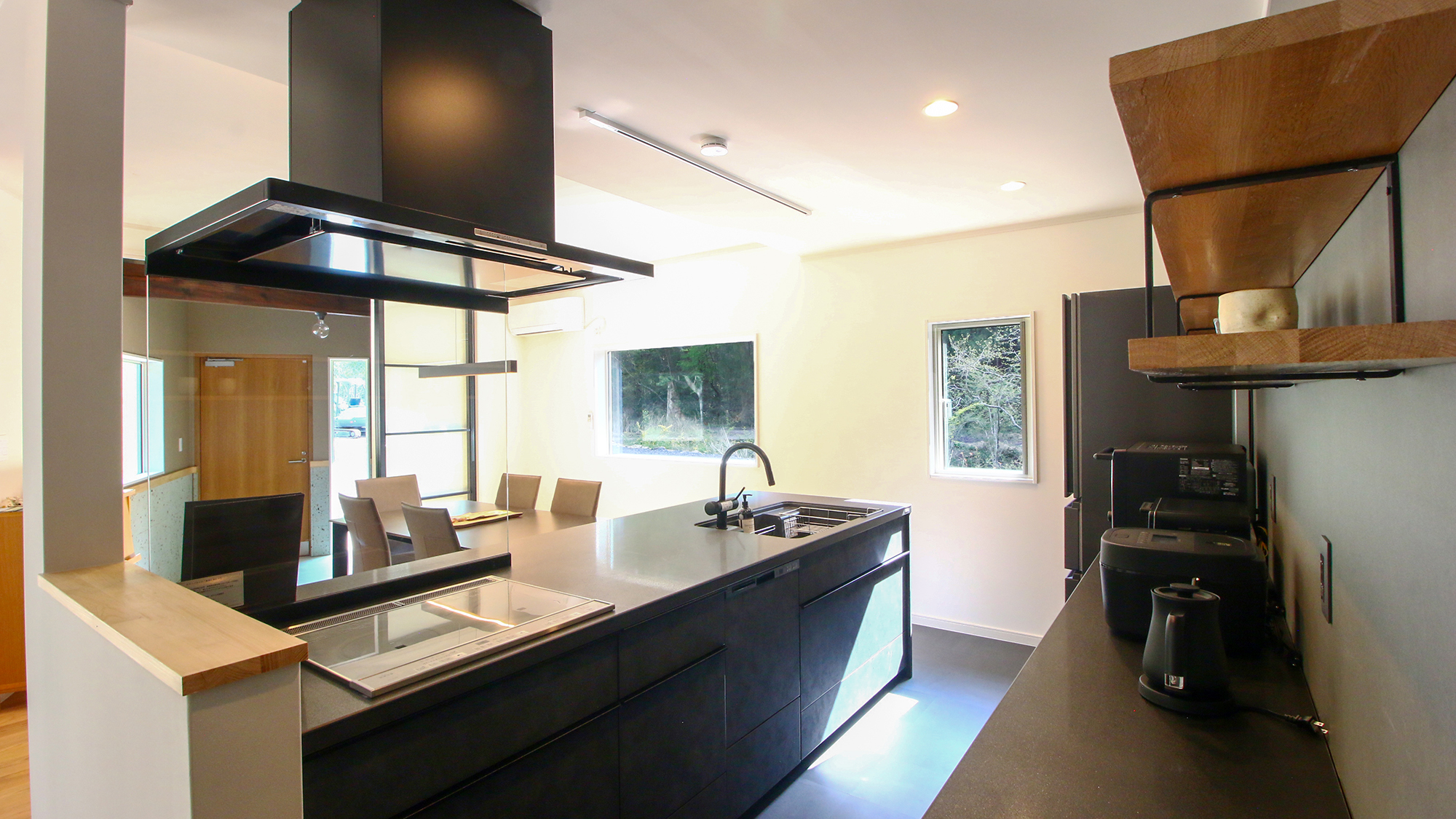 #キッチン　シックな黒を基調とした、使いやすいアイランドキッチンです