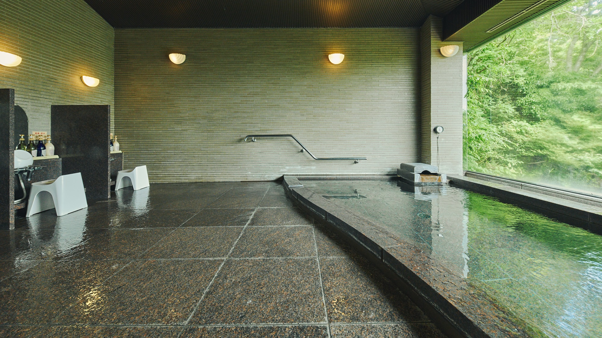 【大浴場】旅の疲れを洗い流す広々とした浴場