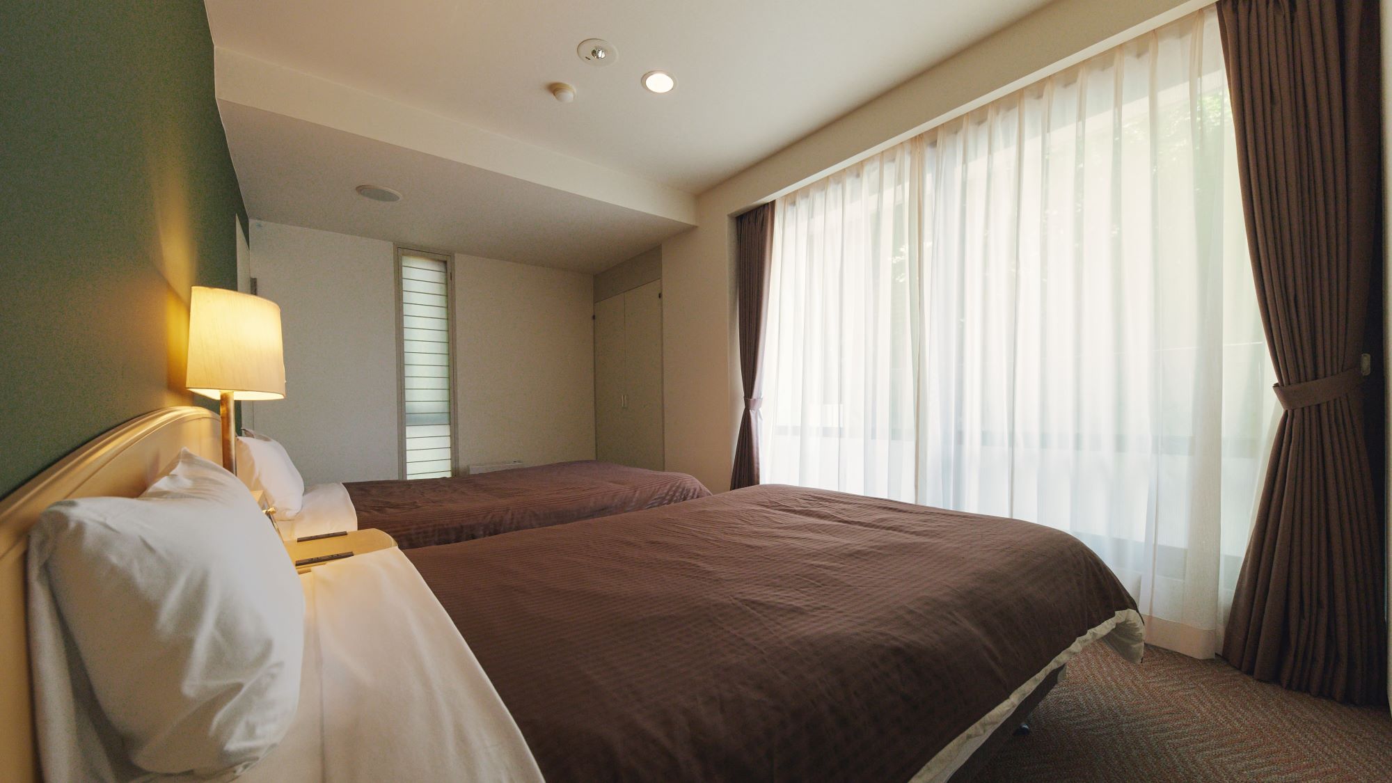 デラックスルーム／寝室は2部屋あるためグループ旅にぴったり