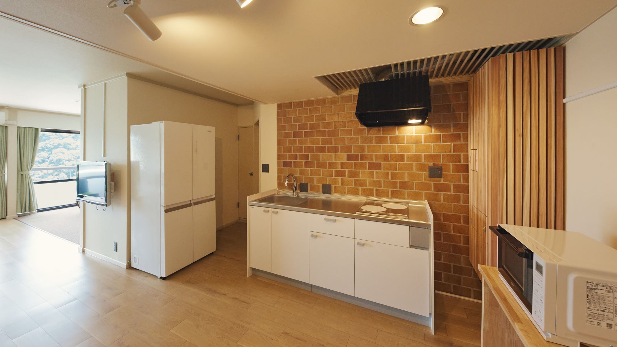 デラックスルーム／家族や仲間と滞在中の料理も楽しめる設備