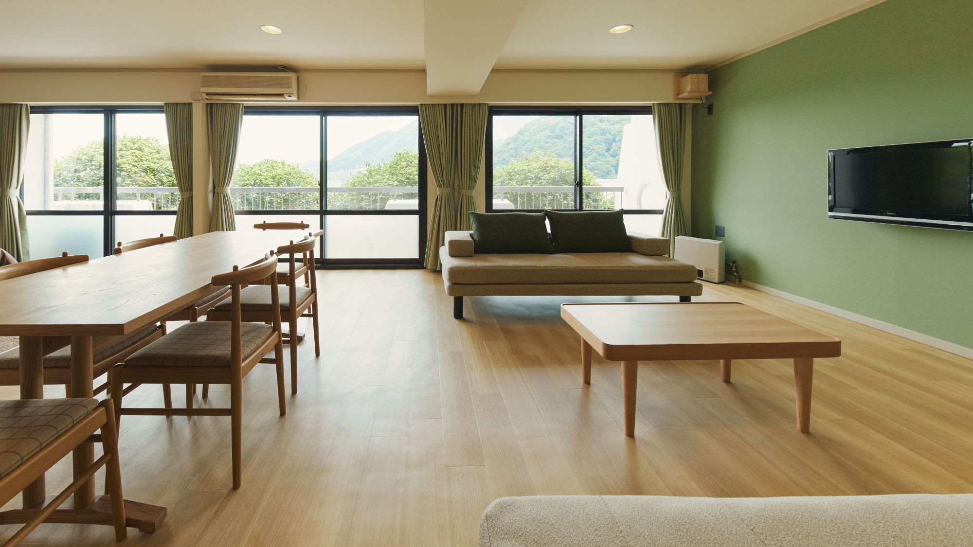 デラックスルーム／静かな自然とともに過ごす、広々とした客室