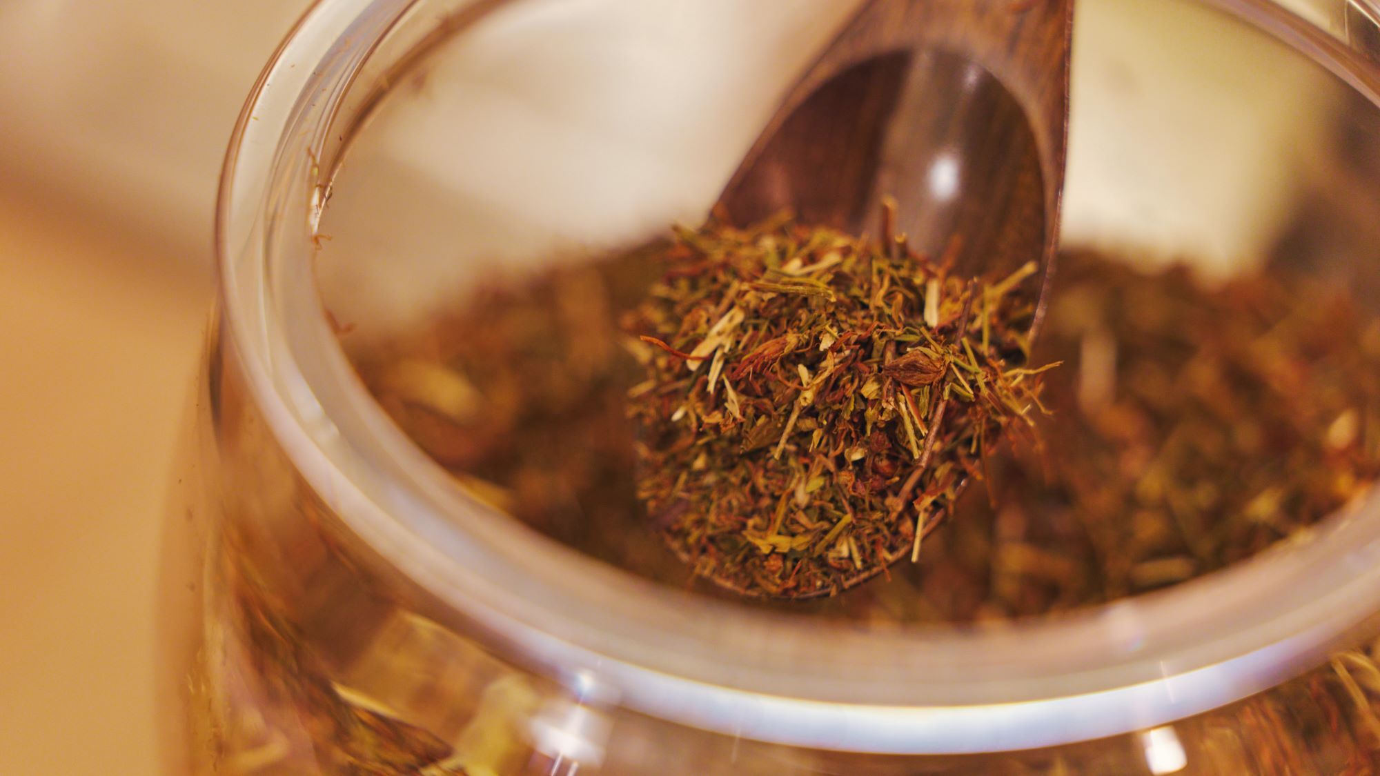 【ラウンジ】心をほどく、香り豊かなハーブの一杯