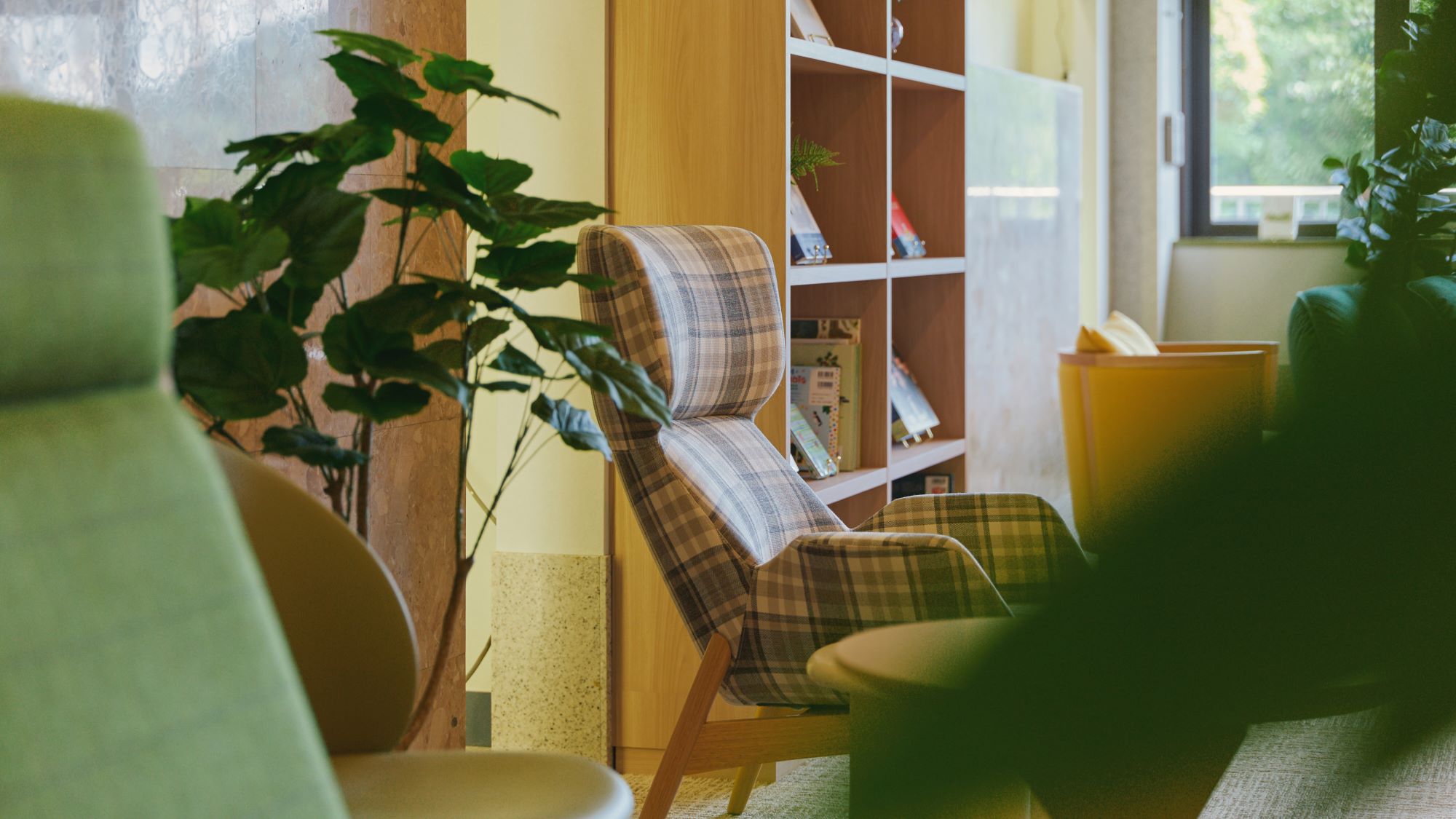 【ラウンジ】落ち着いた色合いでまとめた心地よい空間