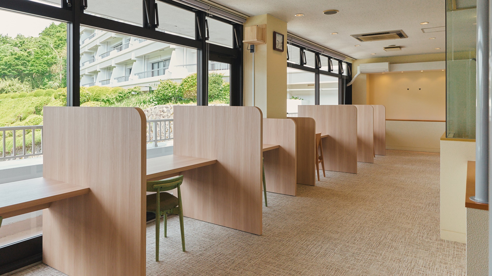 【コワーキングスペース】落ち着いた色調が集中をサポート