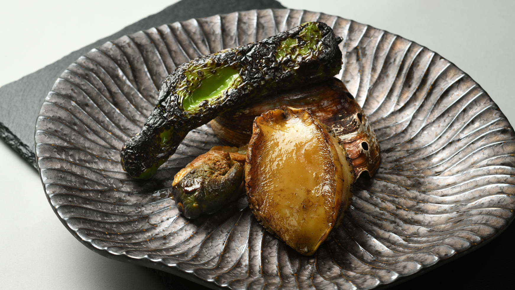 夕食/春限定・季節のコース|素材の旨みが際立つ肉厚な鮑の炭火焼き※イメージ