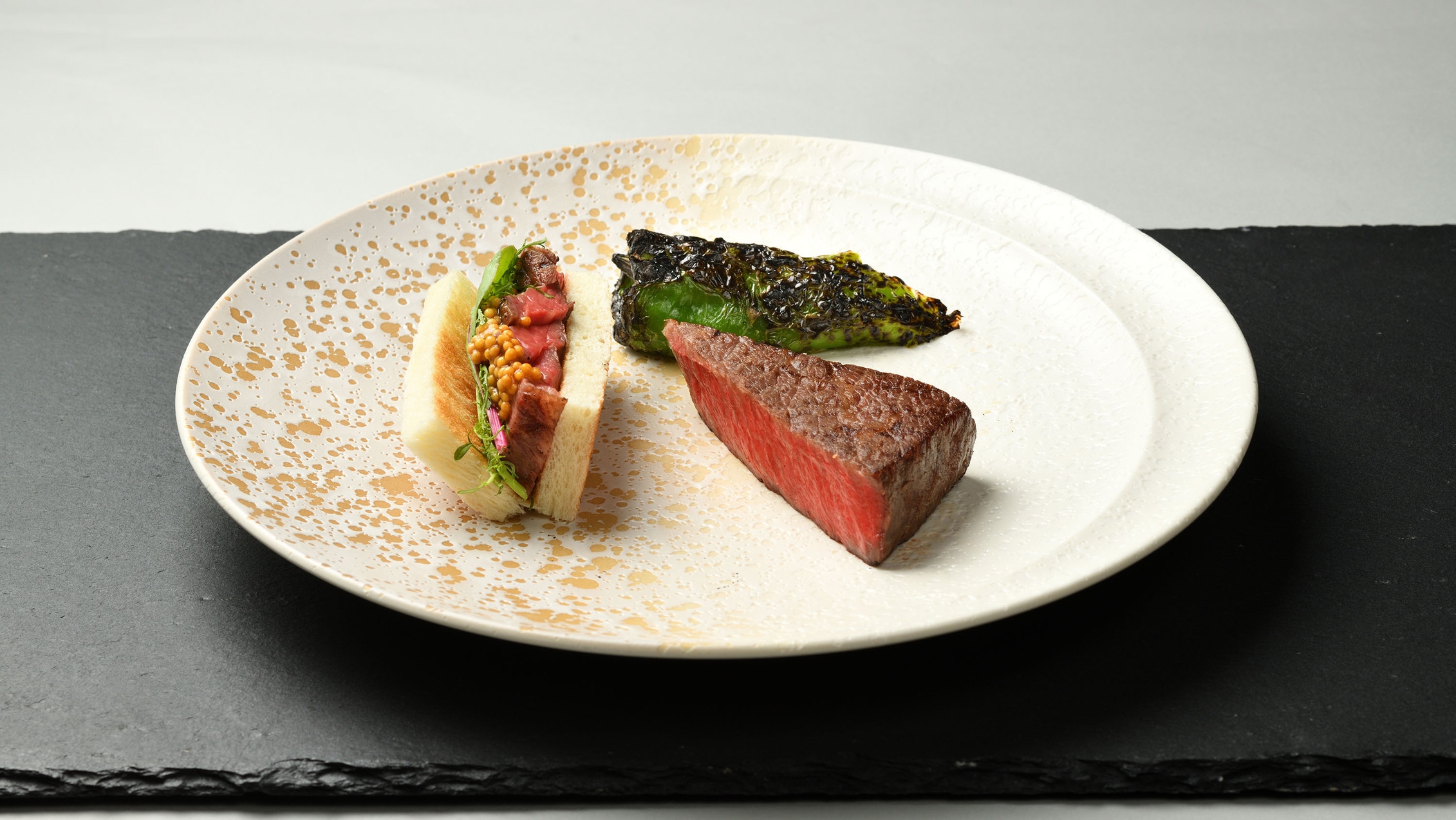 夕食はレストランで優雅に【厳選和牛コース】香り立つ炭火焼＆絶品すき焼き！目の前で仕上げる和牛を堪能