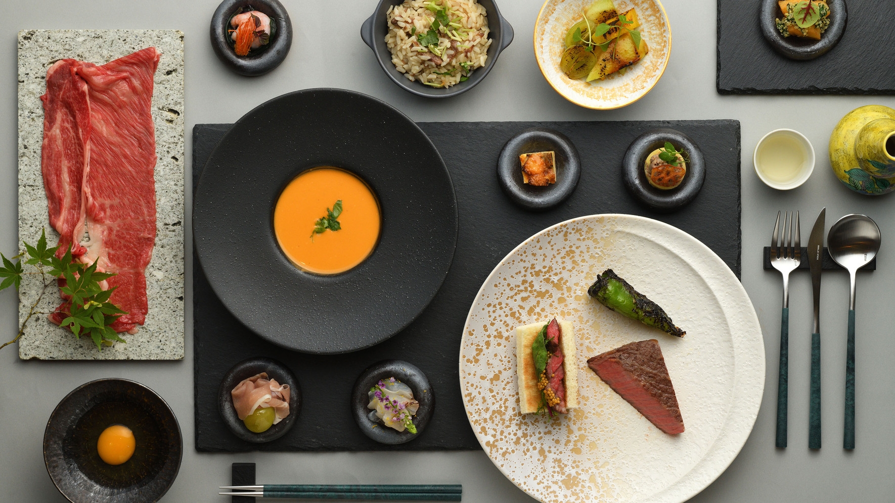 夕食はレストランで優雅に【厳選和牛コース】香り立つ炭火焼＆絶品すき焼き！目の前で仕上げる和牛を堪能