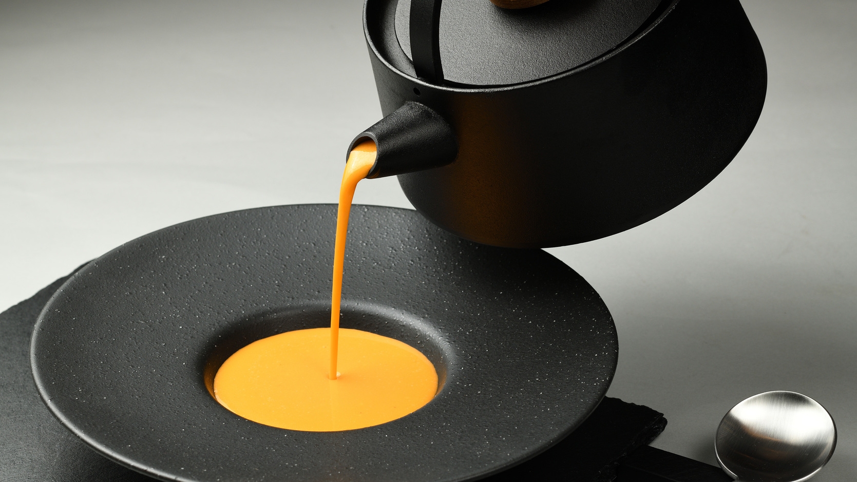 夕食はレストランで優雅に【厳選和牛コース】香り立つ炭火焼＆絶品すき焼き！目の前で仕上げる和牛を堪能