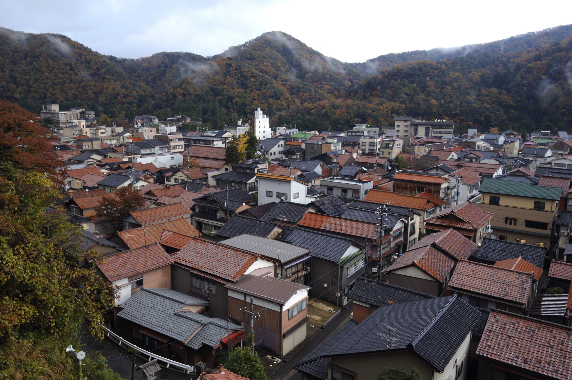 山中温泉街を望む景色