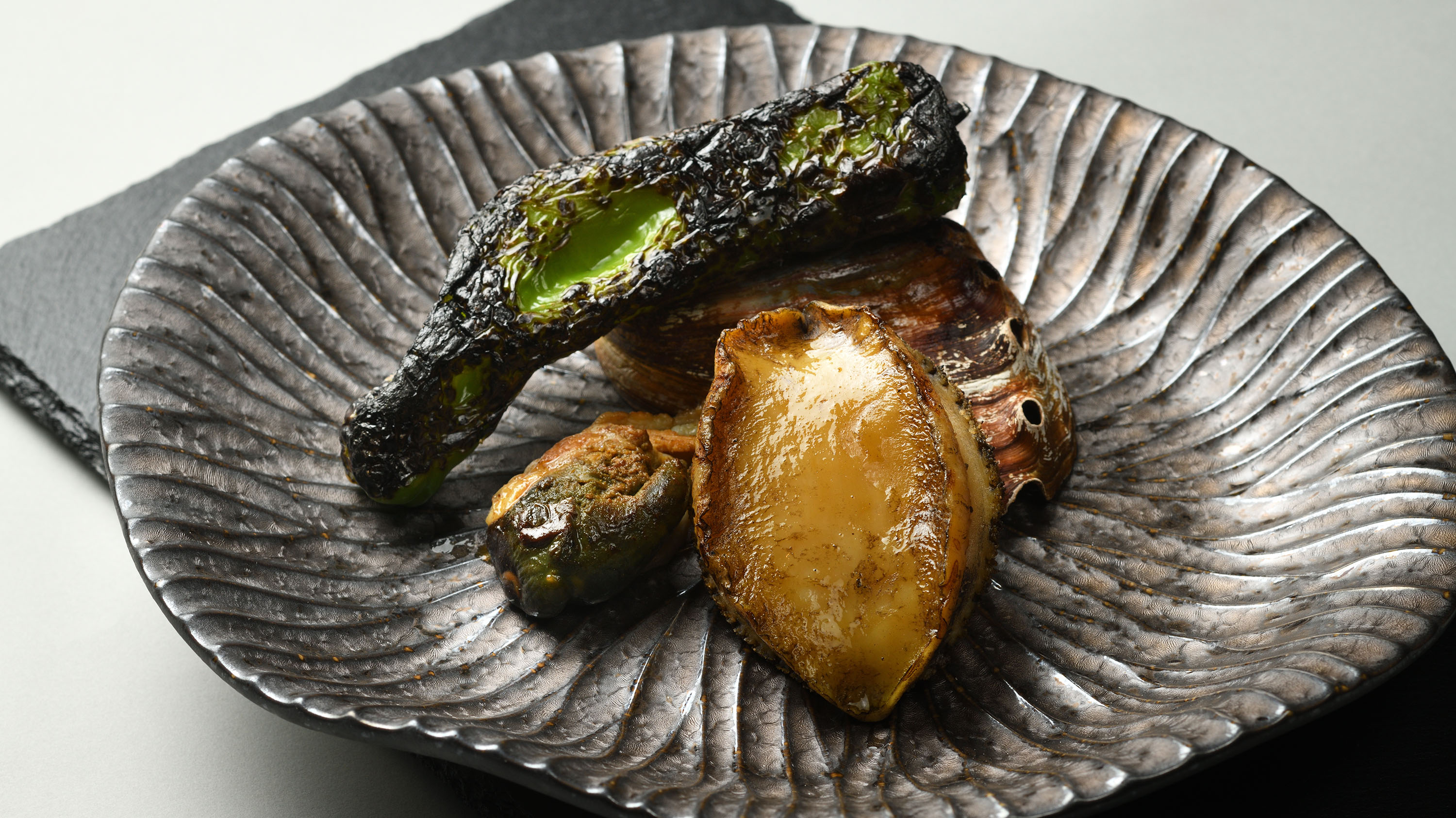 夕食／春限定・季節のコース｜素材の旨みが際立つ肉厚な鮑の炭火焼き※イメージ