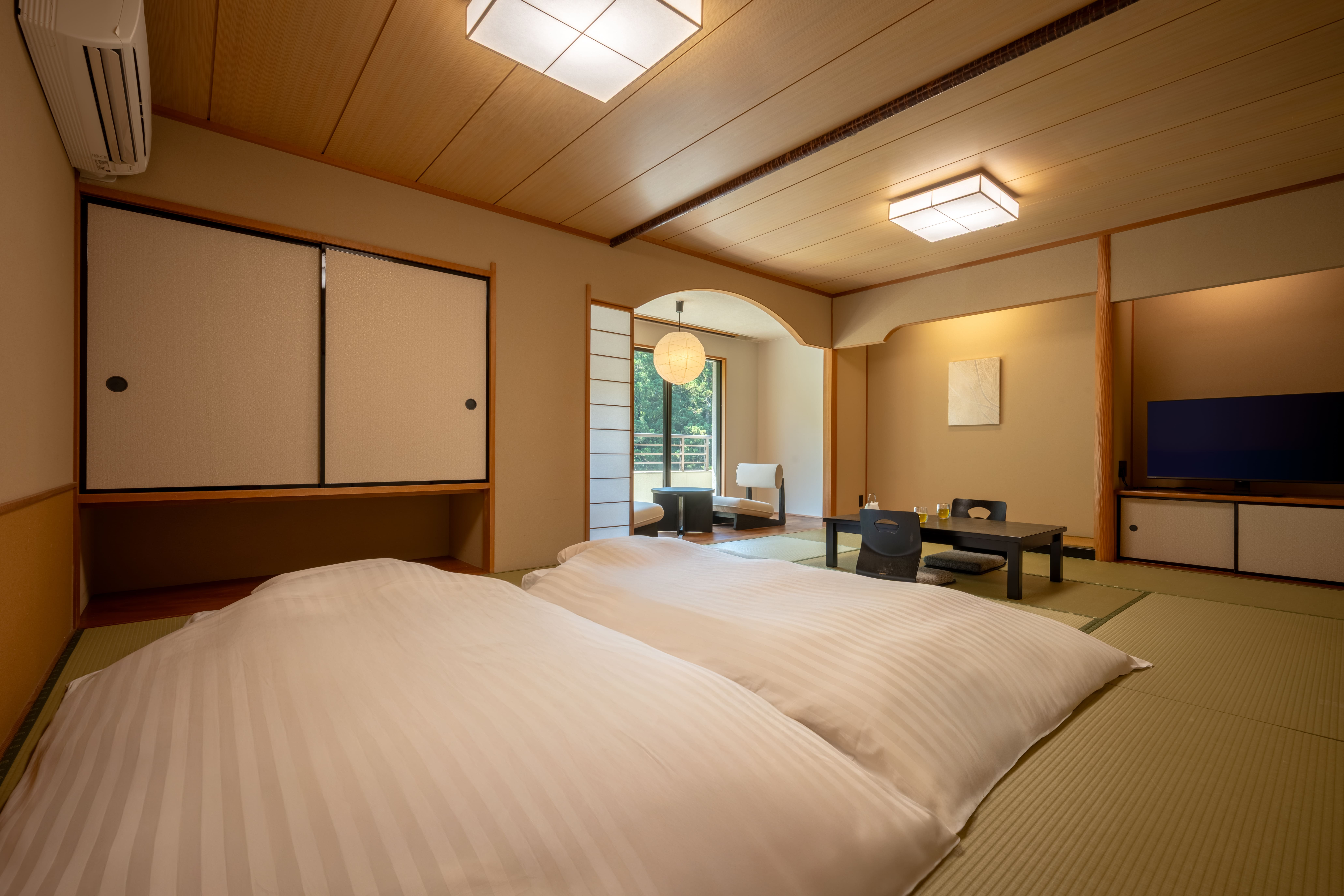 デラックス洋室　客室　※お布団はチェックイン前に敷いた状態でご用意しております。