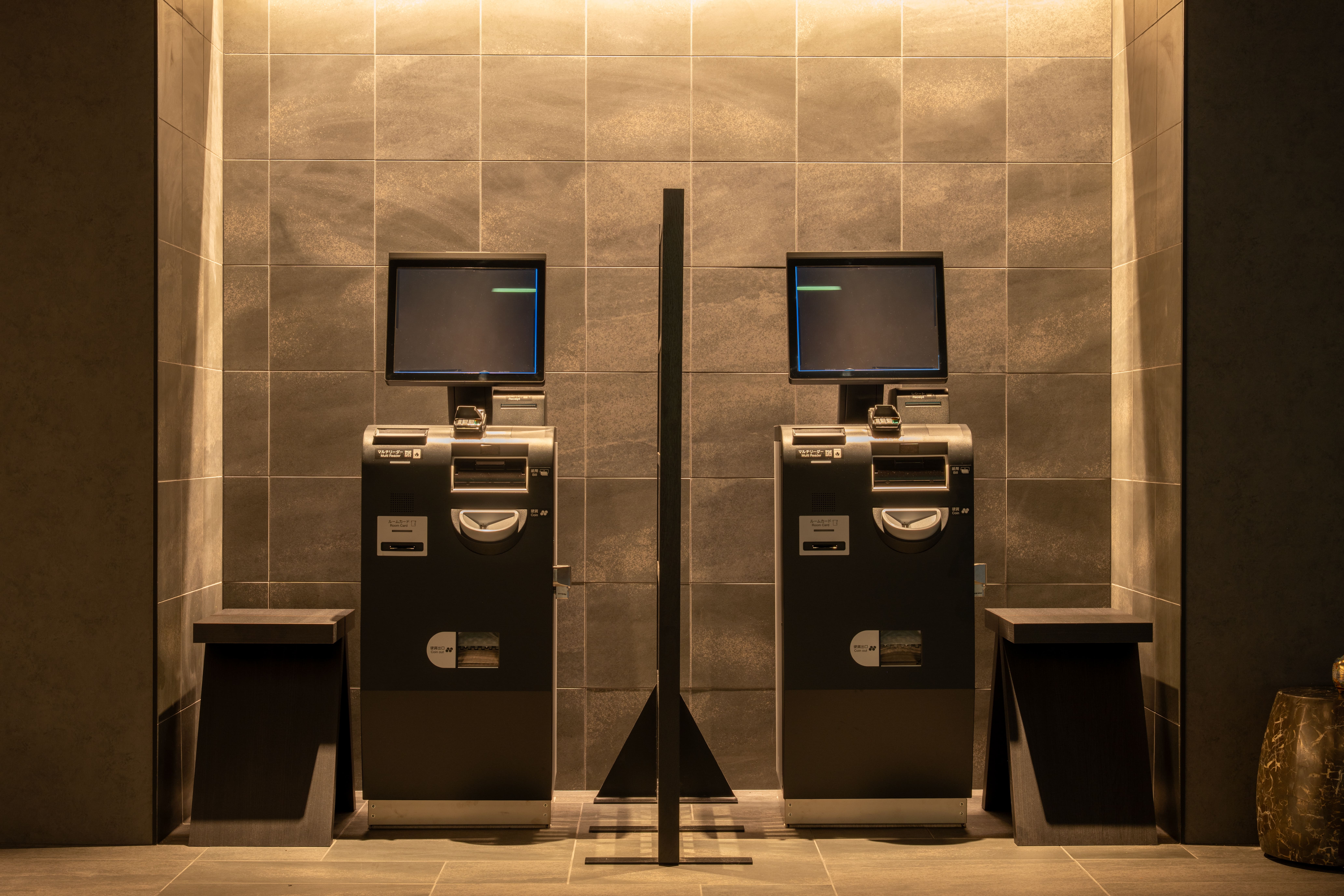 フロント　レセプション　自動精算機