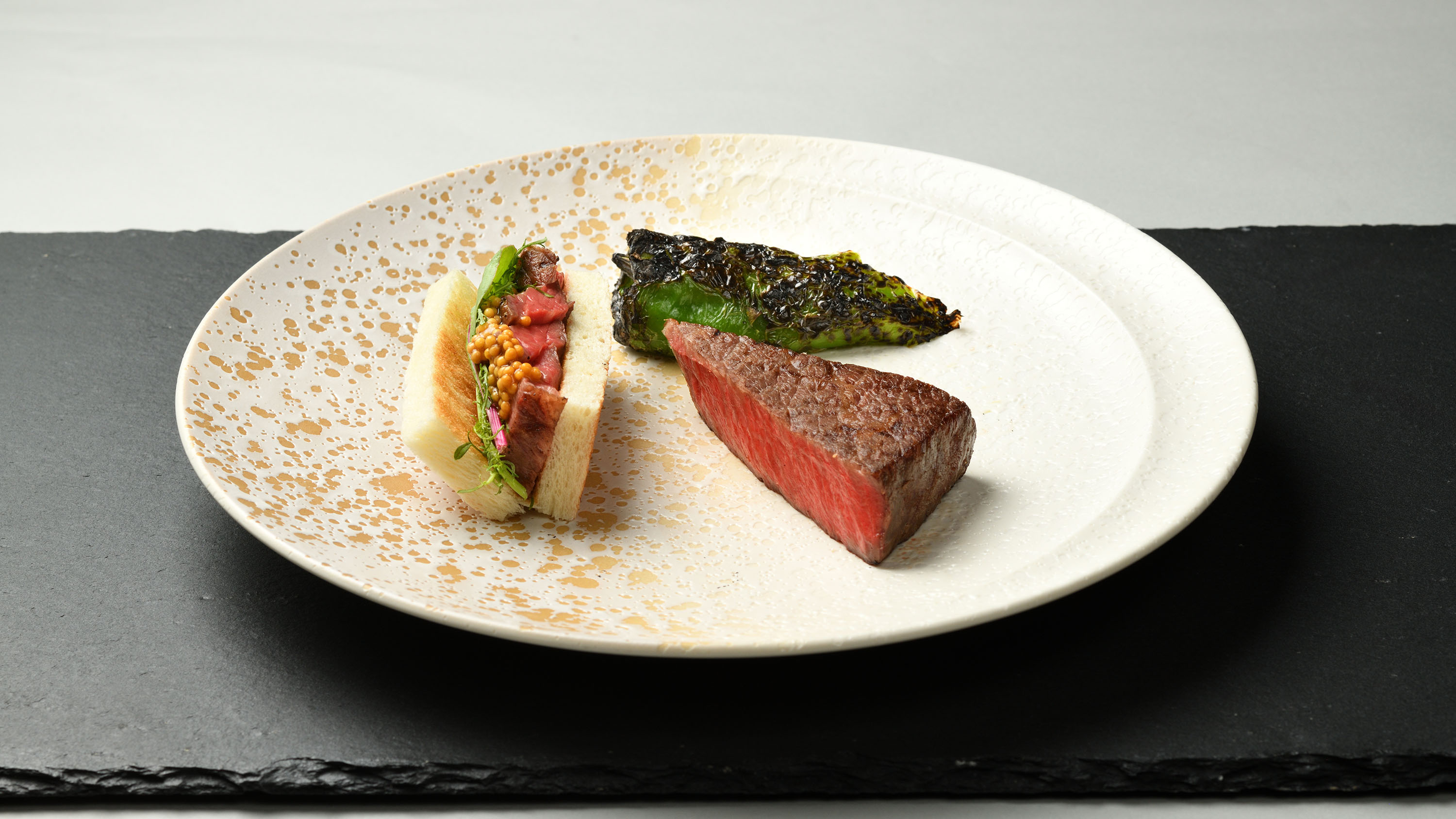 夕食／厳選和牛コース｜目の前で焼き上げる和牛の炭火焼を素材引き立つ4種の薬味で贅沢に堪能※イメージ