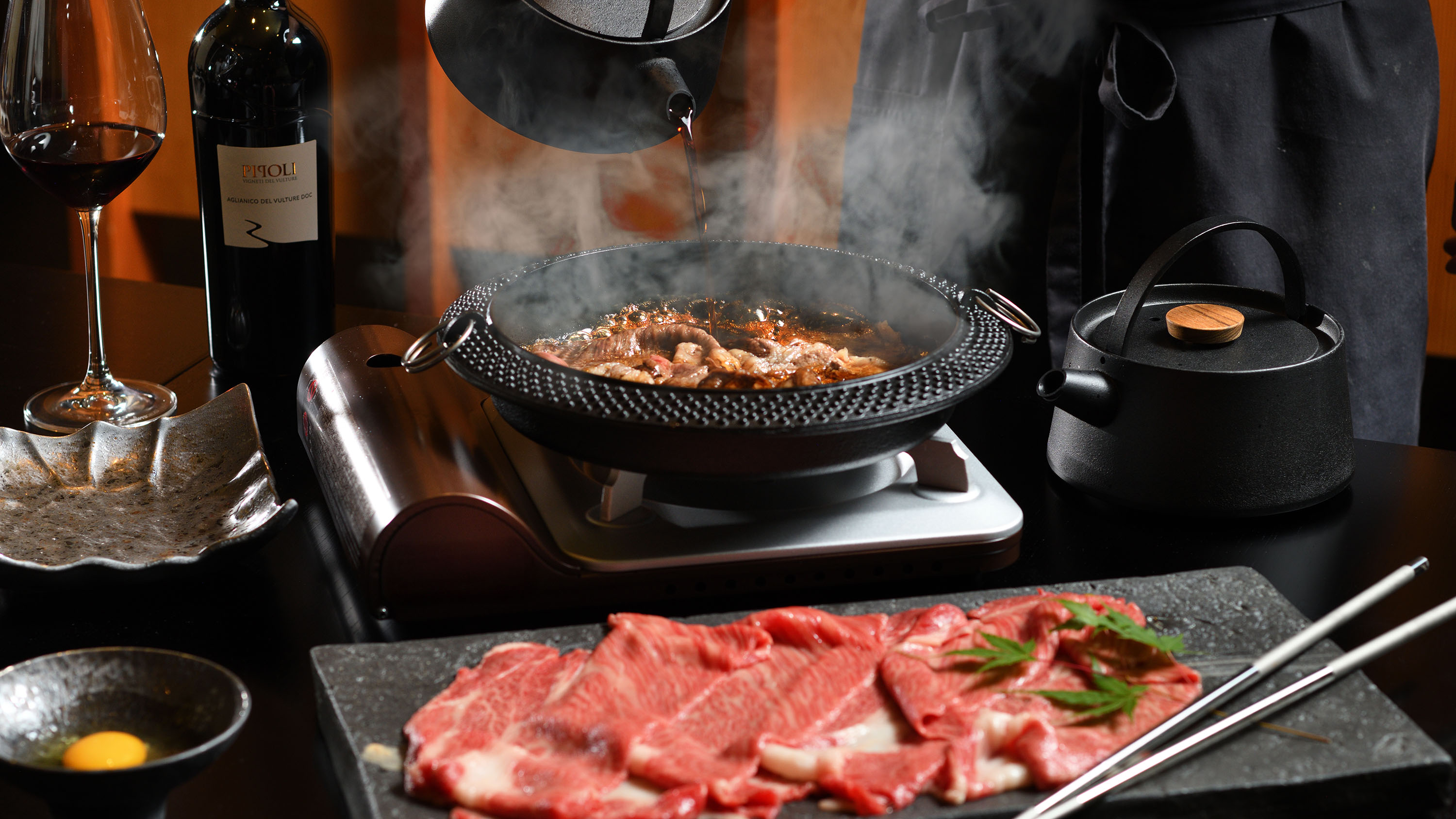 夕食／厳選和牛コース｜目前で焼く関西風すき焼きは、濃厚な地元卵に絡めて贅沢に※イメージ