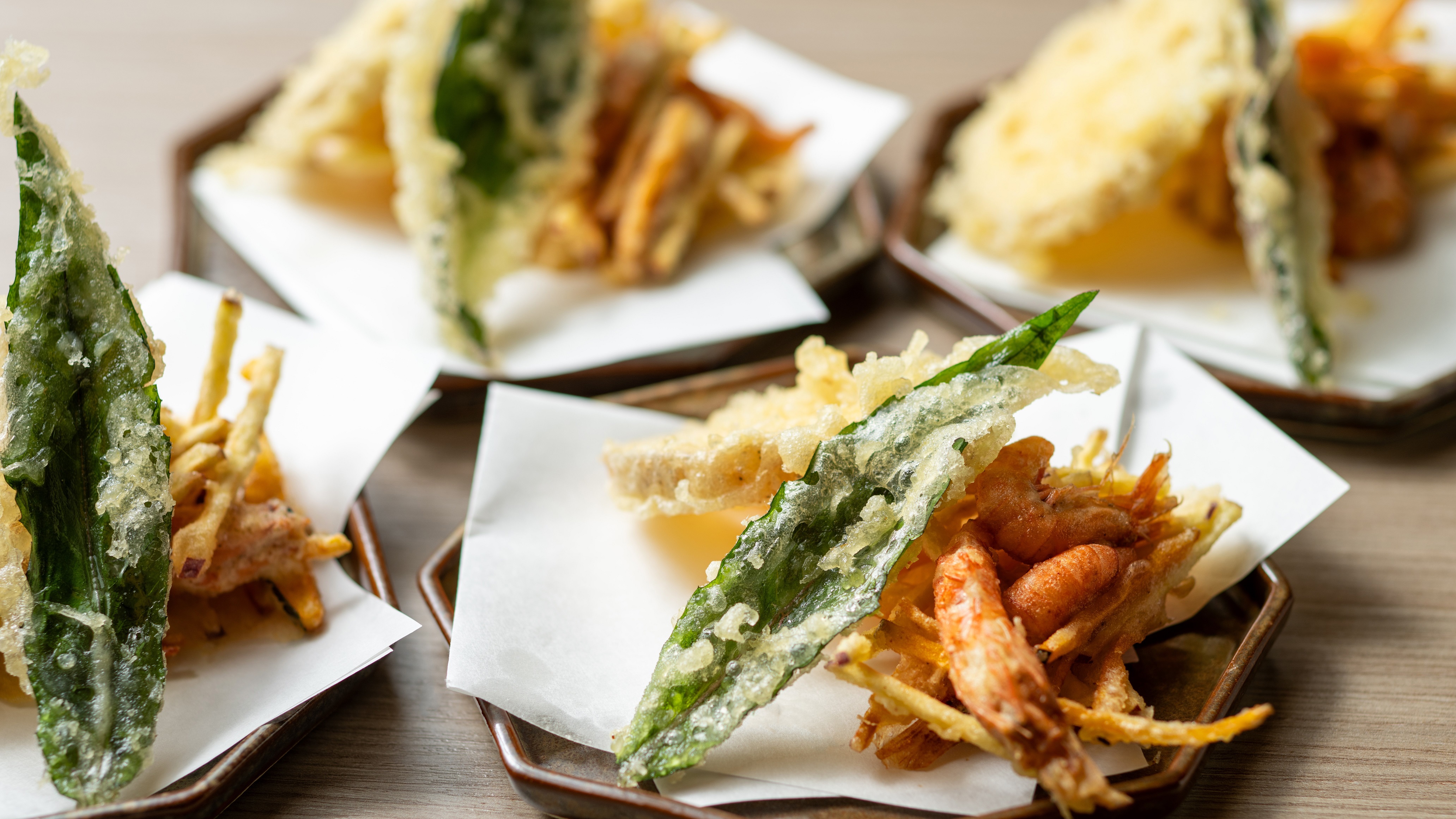 季節の天ぷらとガスエビと加賀野菜のかき揚げはライブキッチンで揚げたてを｜夕食提供イメージ