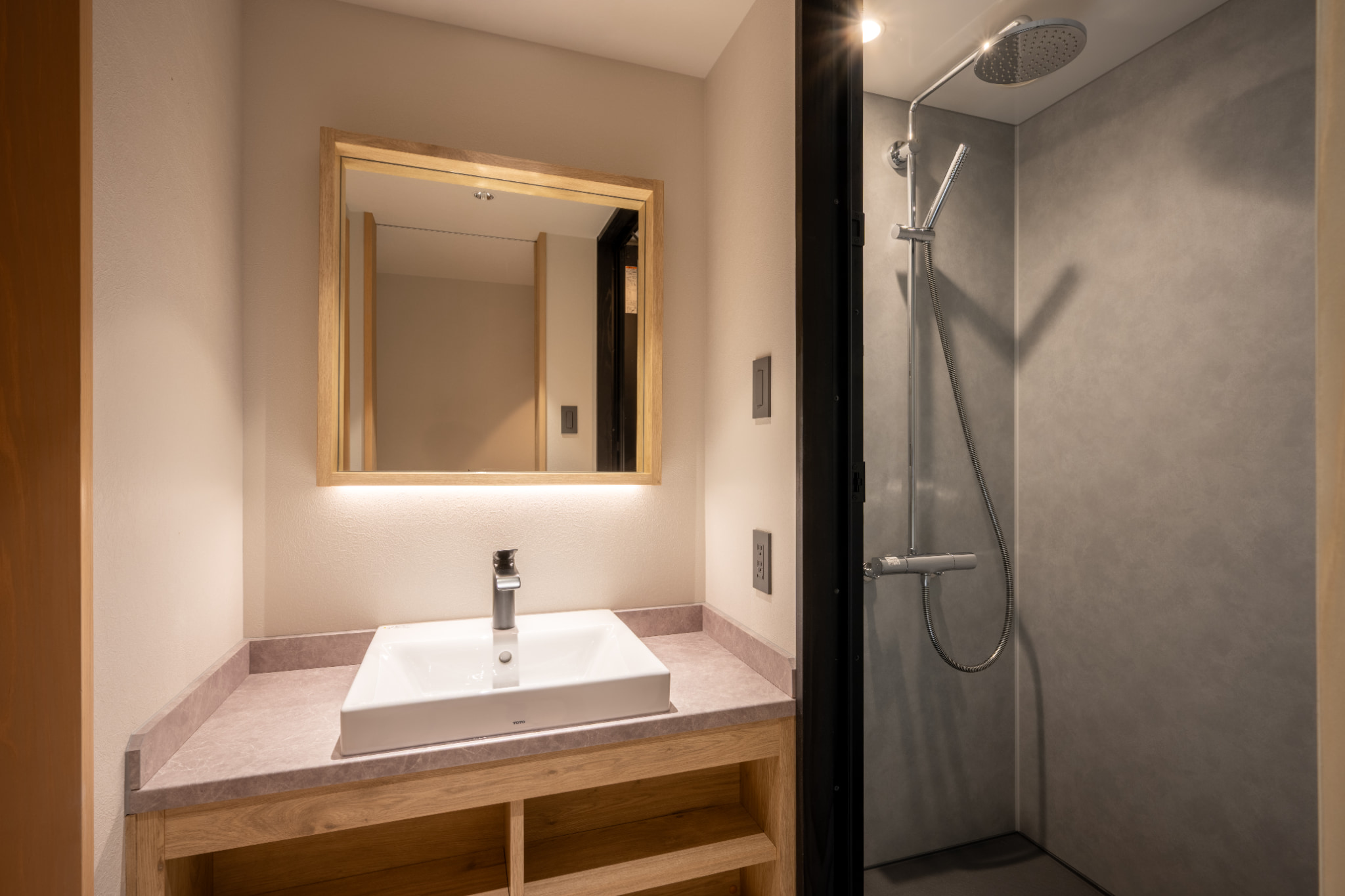 客室　スｰペリア和洋室　シャワーブース　トイレ