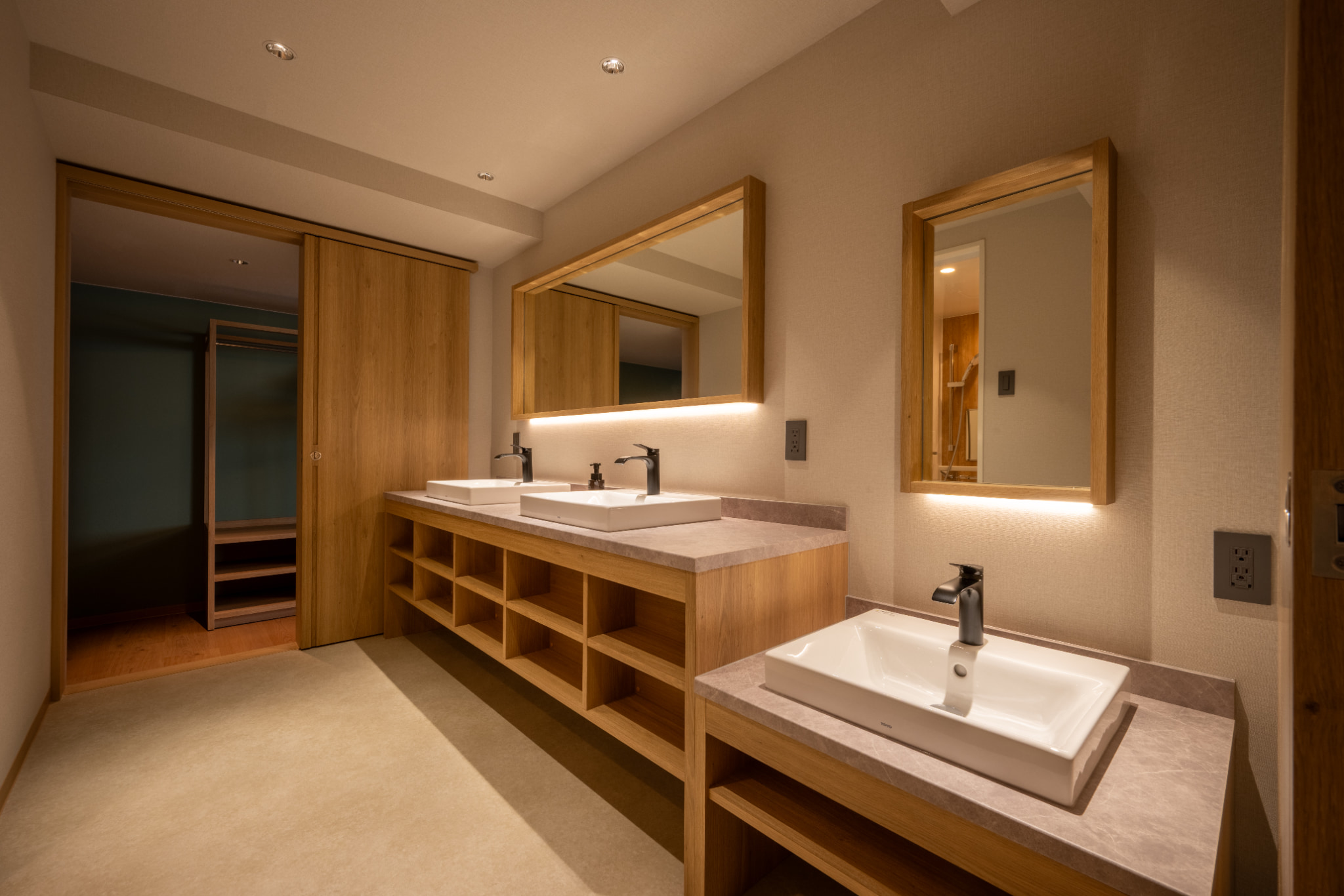 客室　ファミリールーム太陽　バスルーム　独立洗面